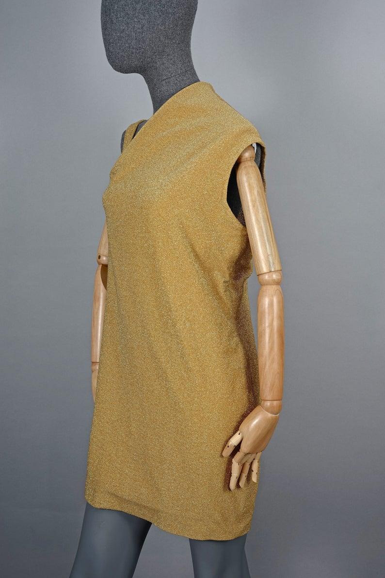 Vintage GIANNI VERSACE VERSUS Asymmetric Shoulder Lurex Gold Metallic Dress In Excellent Condition For Sale In Kingersheim, Alsace