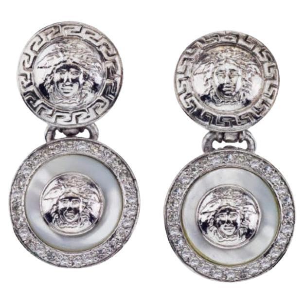 Boucles d'oreilles pendantes vintage Gianni Versace blanches et argentées avec Méduse en vente
