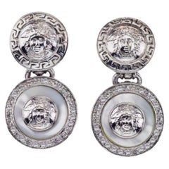 Boucles d'oreilles pendantes vintage Gianni Versace blanches et argentées avec Méduse