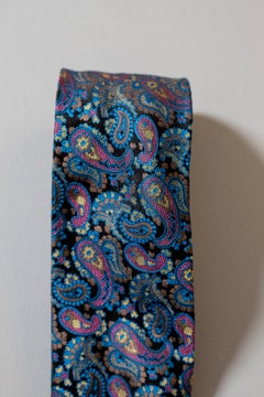 Vintage Gianni Versare 100% silk tie with paisley motifs