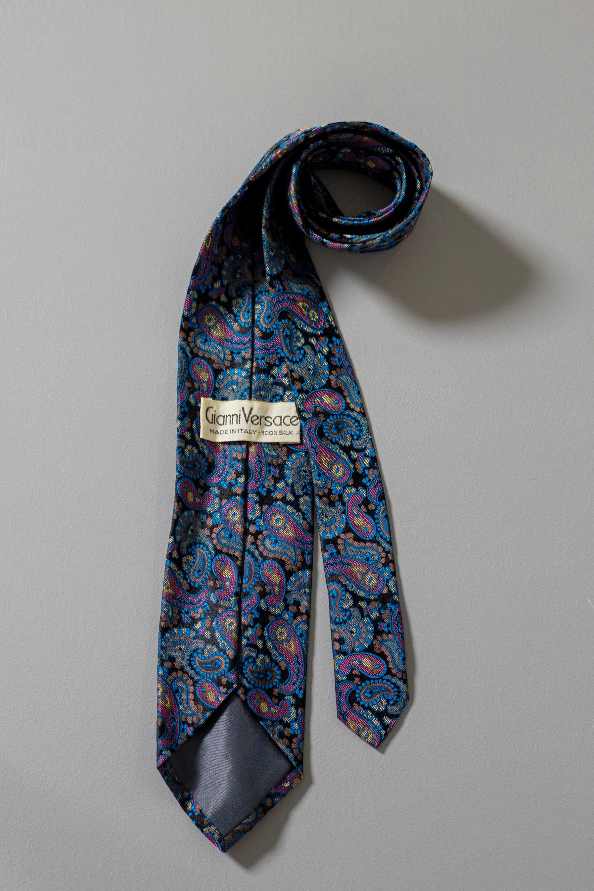 Noir Cravate vintage Gianni Versare 100 % soie avec motifs cachemire en vente
