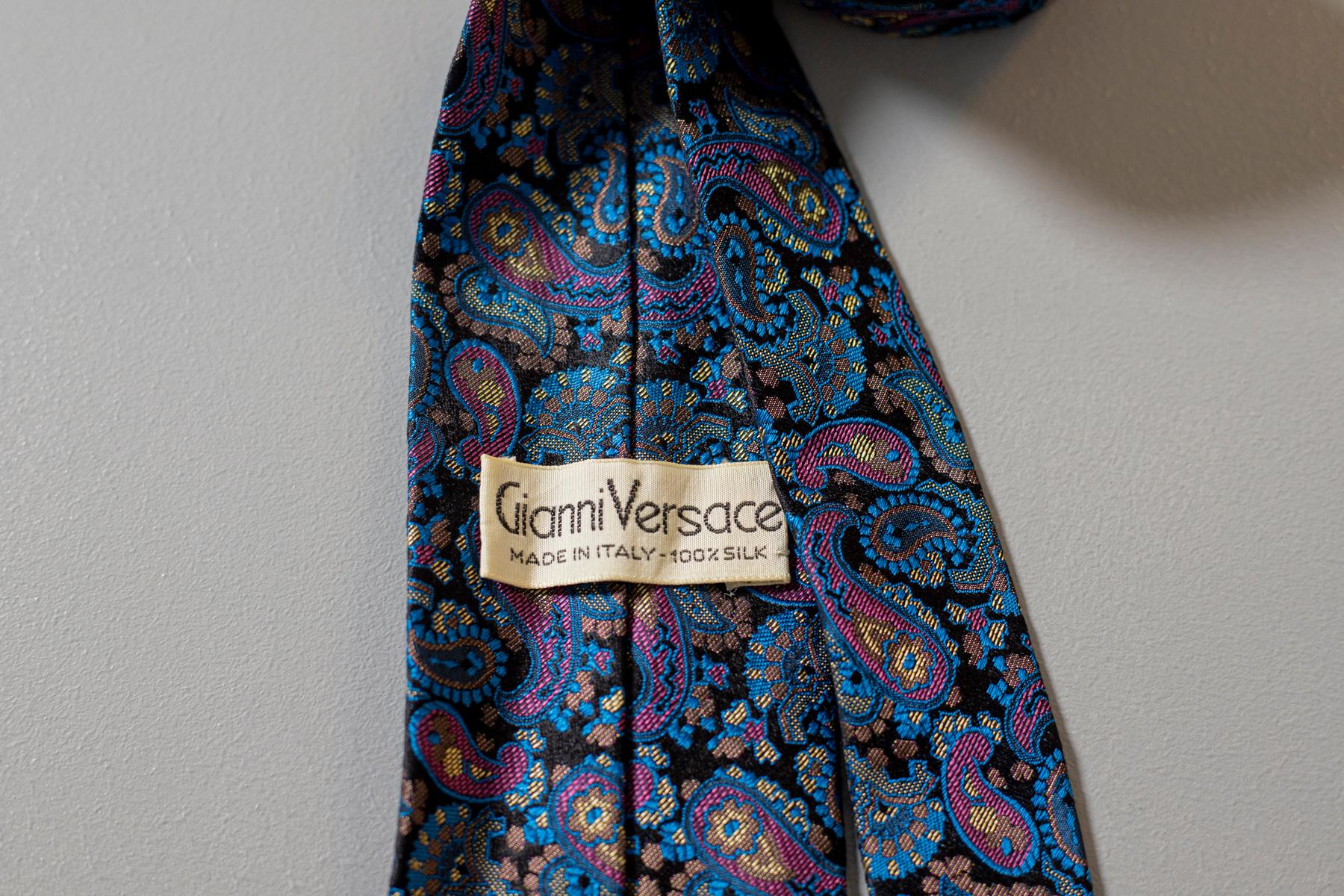Black Vintage Gianni Versare 100% silk tie with paisley motifs For Sale