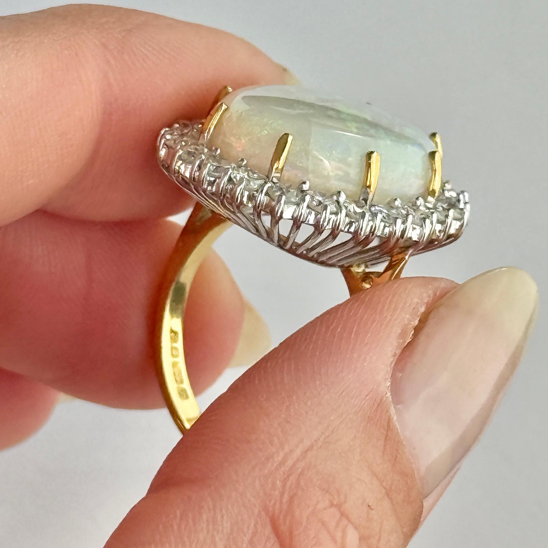 Taille cabochon Bague vintage en or 18 carats avec opale géante et diamants en vente
