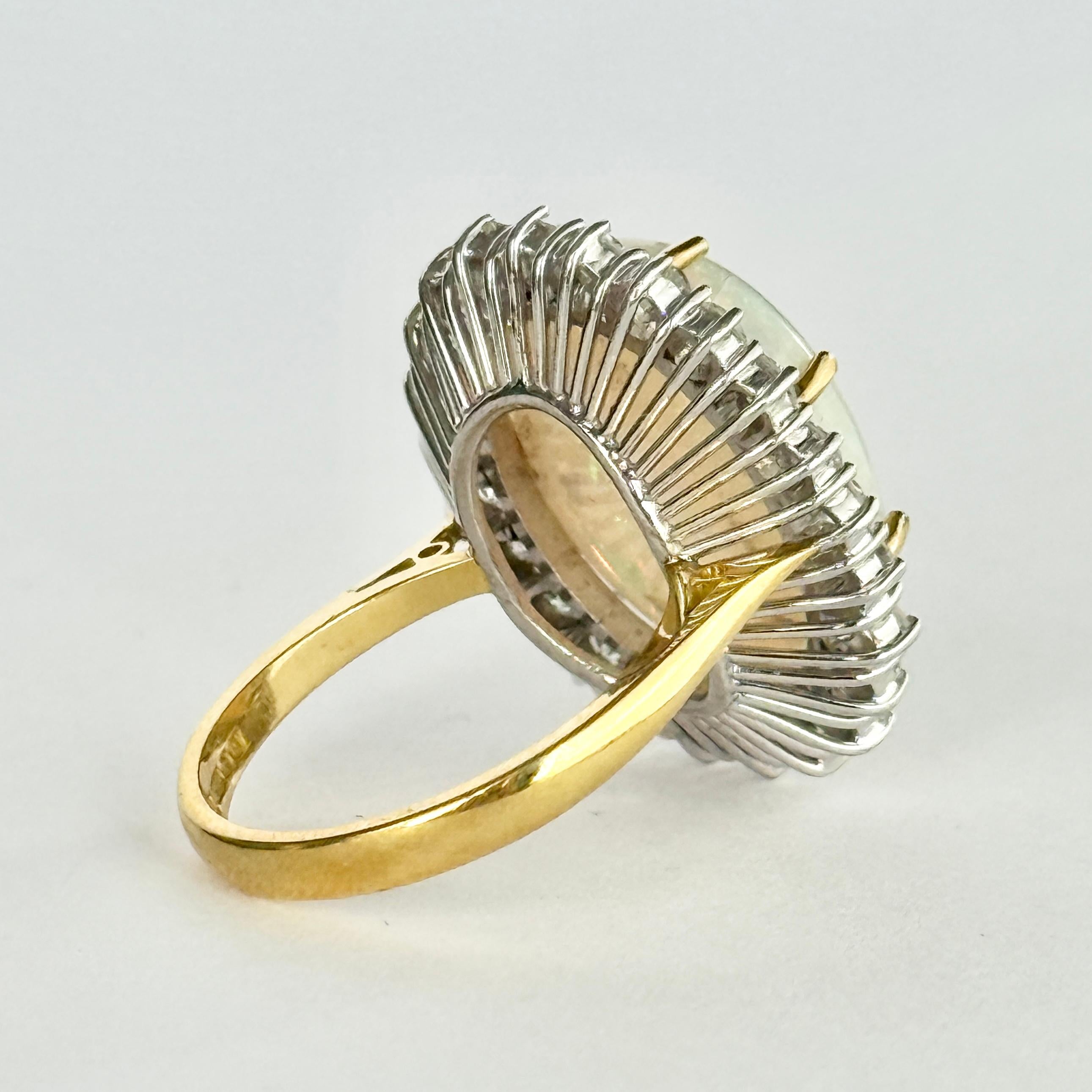 Bague vintage en or 18 carats avec opale géante et diamants en vente 1