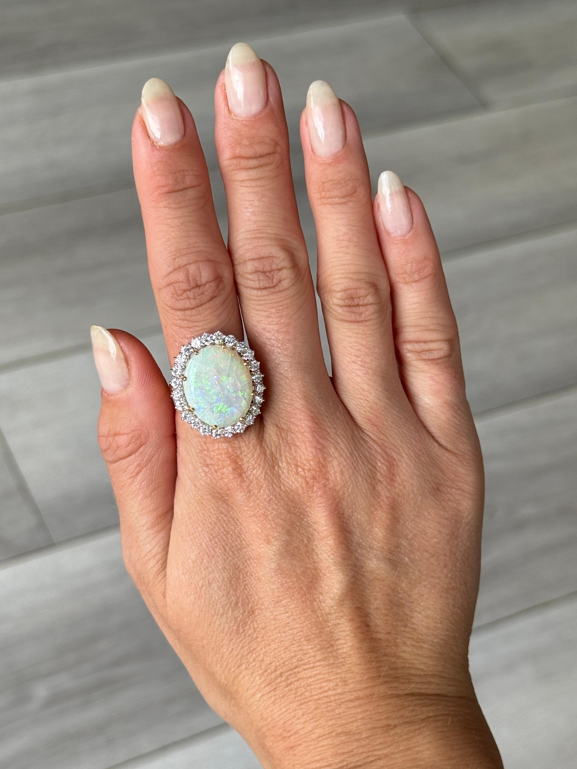 Bague vintage en or 18 carats avec opale géante et diamants en vente 2
