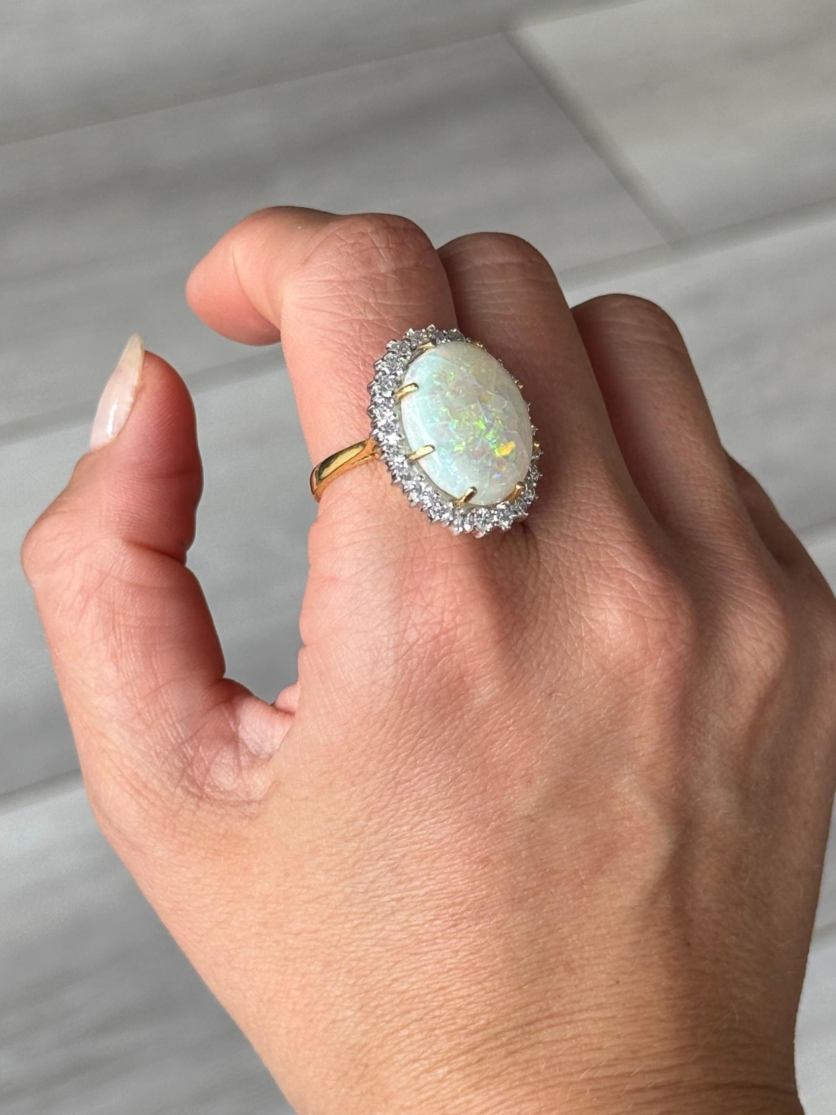 Bague vintage en or 18 carats avec opale géante et diamants en vente 3
