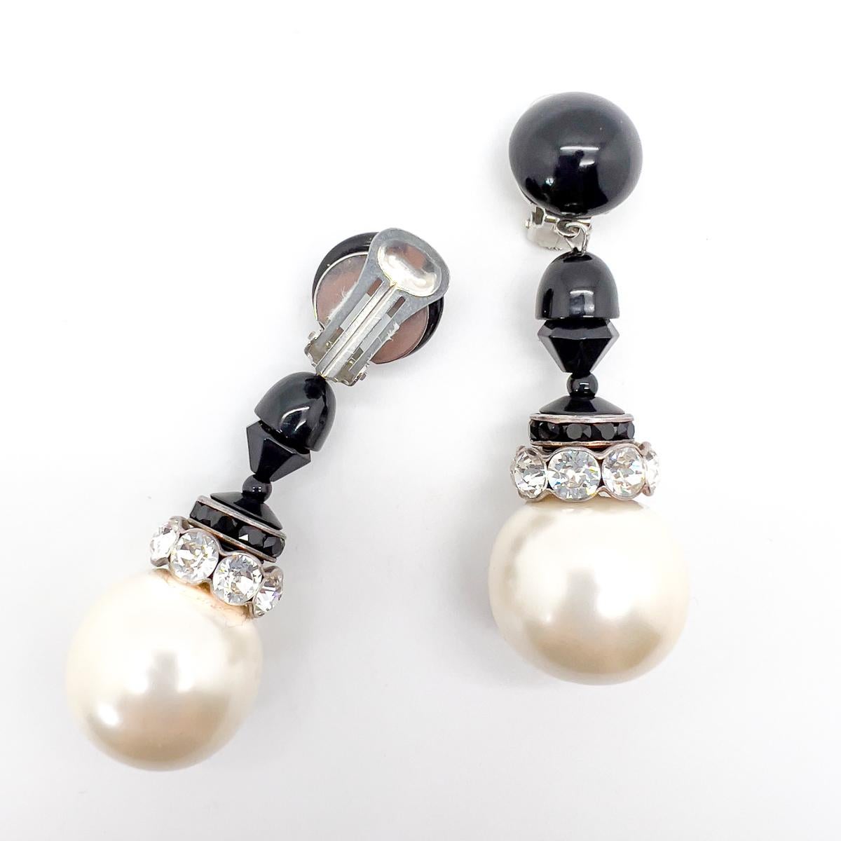 Boucles d'oreilles pendantes monochromes en perles géantes Vintage 1970 en vente 1