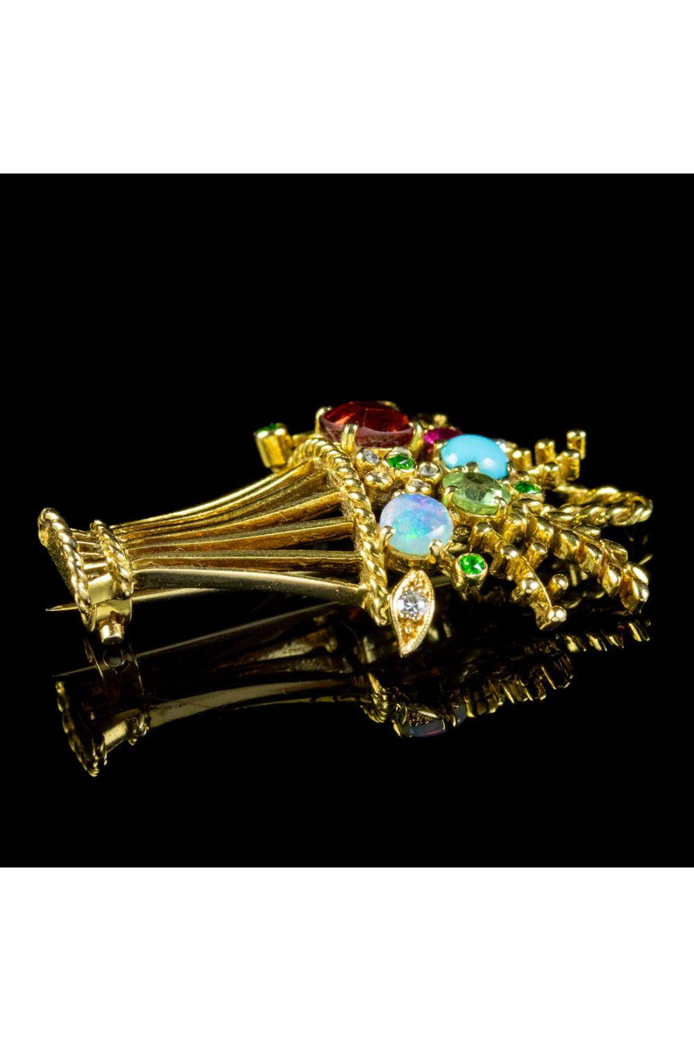 Vintage Giardinetti Gemstone Flower Vase Brooch in 18ct Gold, circa 1930 -1950 In Good Condition For Sale In Kendal, GB