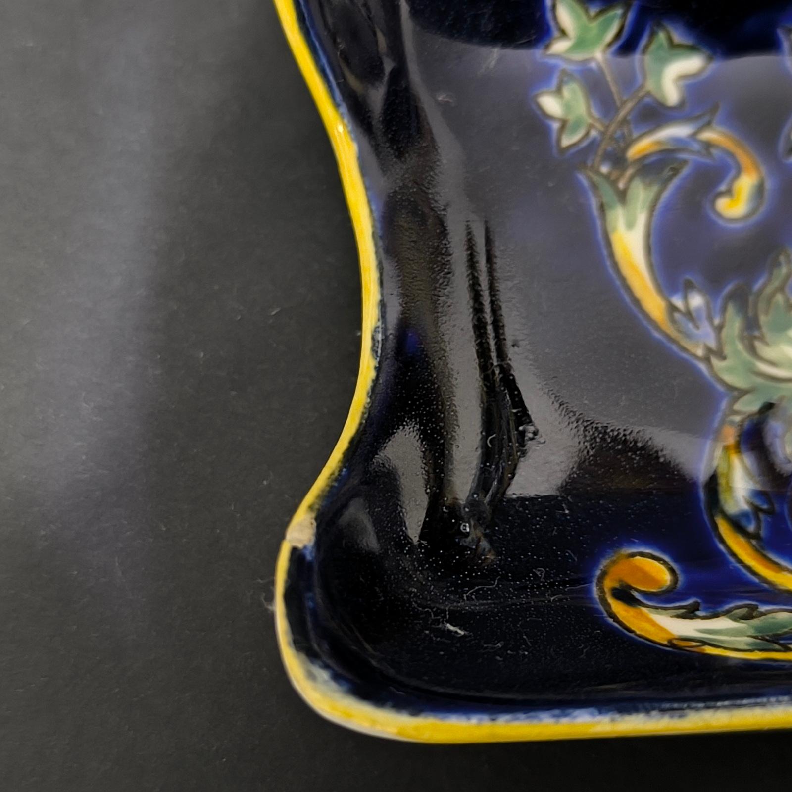 Brocca di faience Gien d'epoca e un piatto per gingilli con decorazioni rinascimentali, Francia anni '70 in vendita 5
