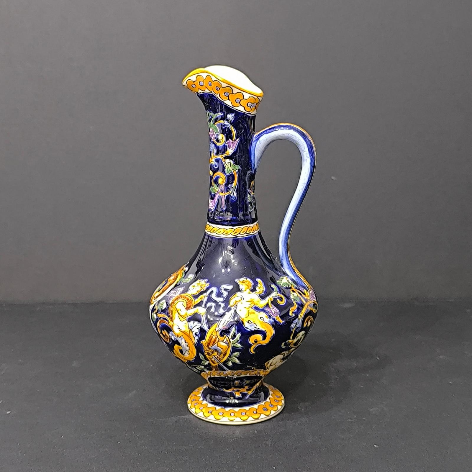 Dipinto a mano Brocca di faience Gien d'epoca e un piatto per gingilli con decorazioni rinascimentali, Francia anni '70 in vendita