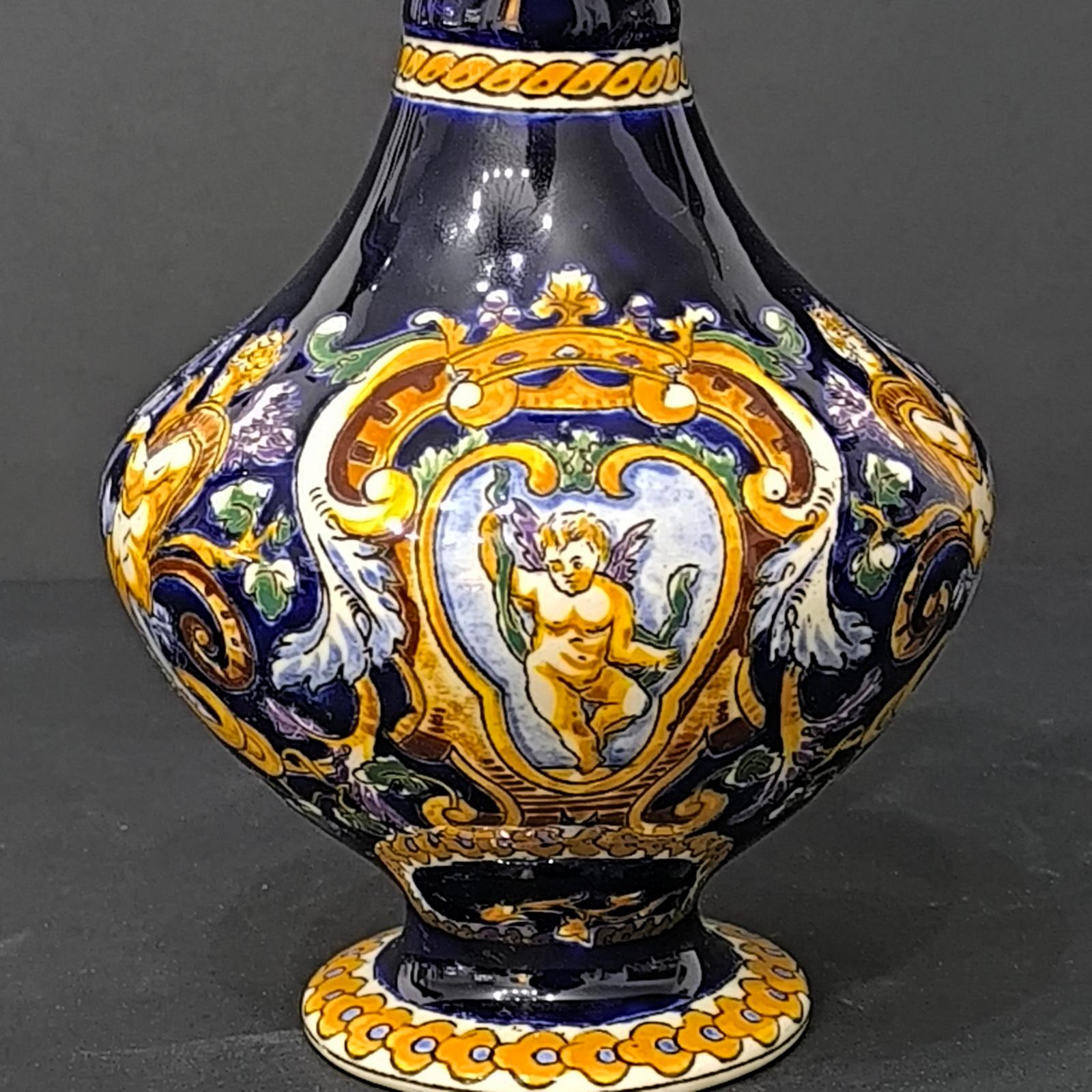 Fine XX secolo Brocca di faience Gien d'epoca e un piatto per gingilli con decorazioni rinascimentali, Francia anni '70 in vendita