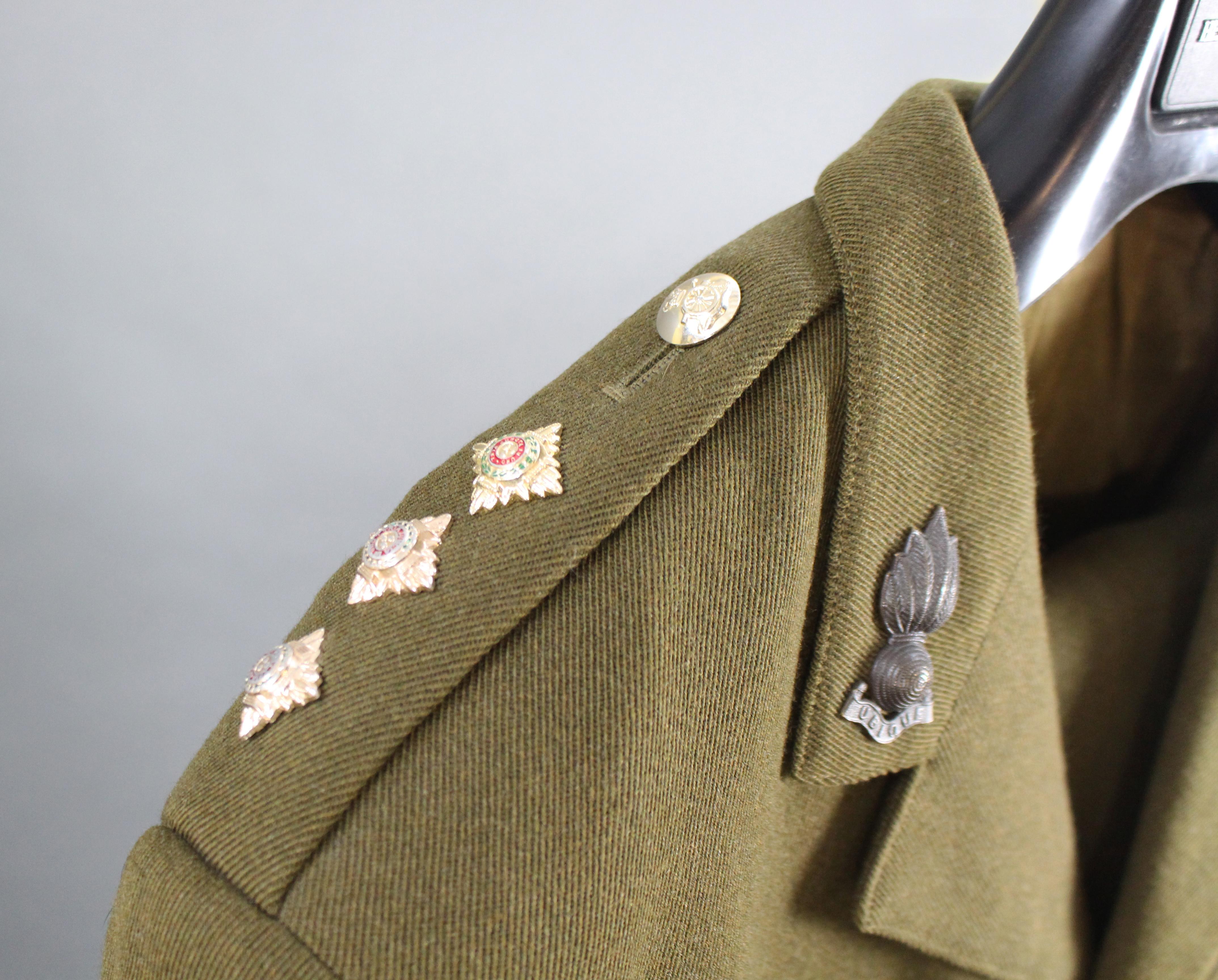 Vintage Gieves & Hawkes Army Artillery Captains Uniform In Good Condition For Sale In Worcester, Worcestershire