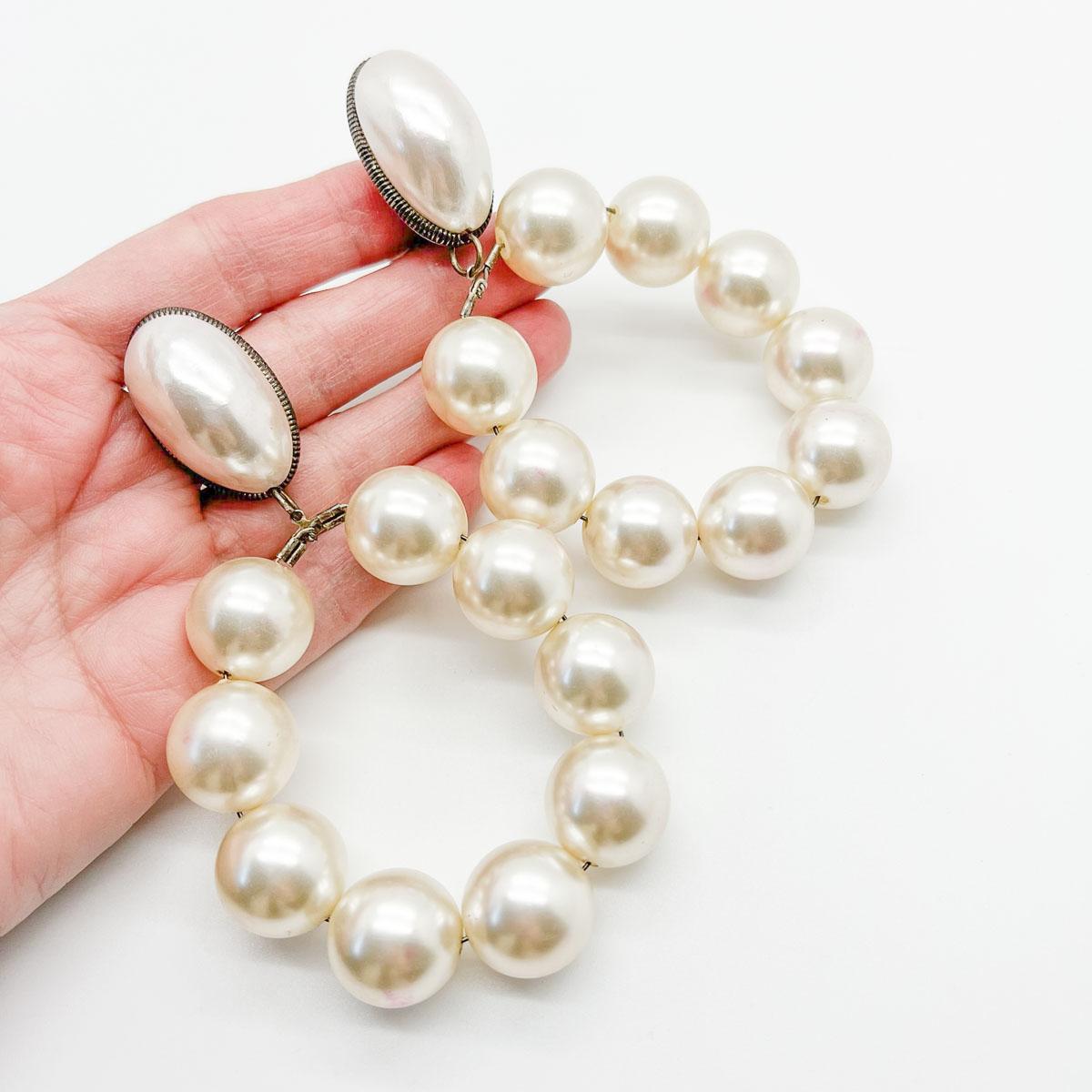 Diese spektakulären Vintage Runway Pearl Hoop Earrings sind der Inbegriff von Runway-Chic. Die Perlenspitzen im Mabé-Stil fallen zu neun großen, ganzen Perlen auf einem Reifen ab. 
Eine unsignierte Schönheit. Ein seltener Schatz. Nur weil ein