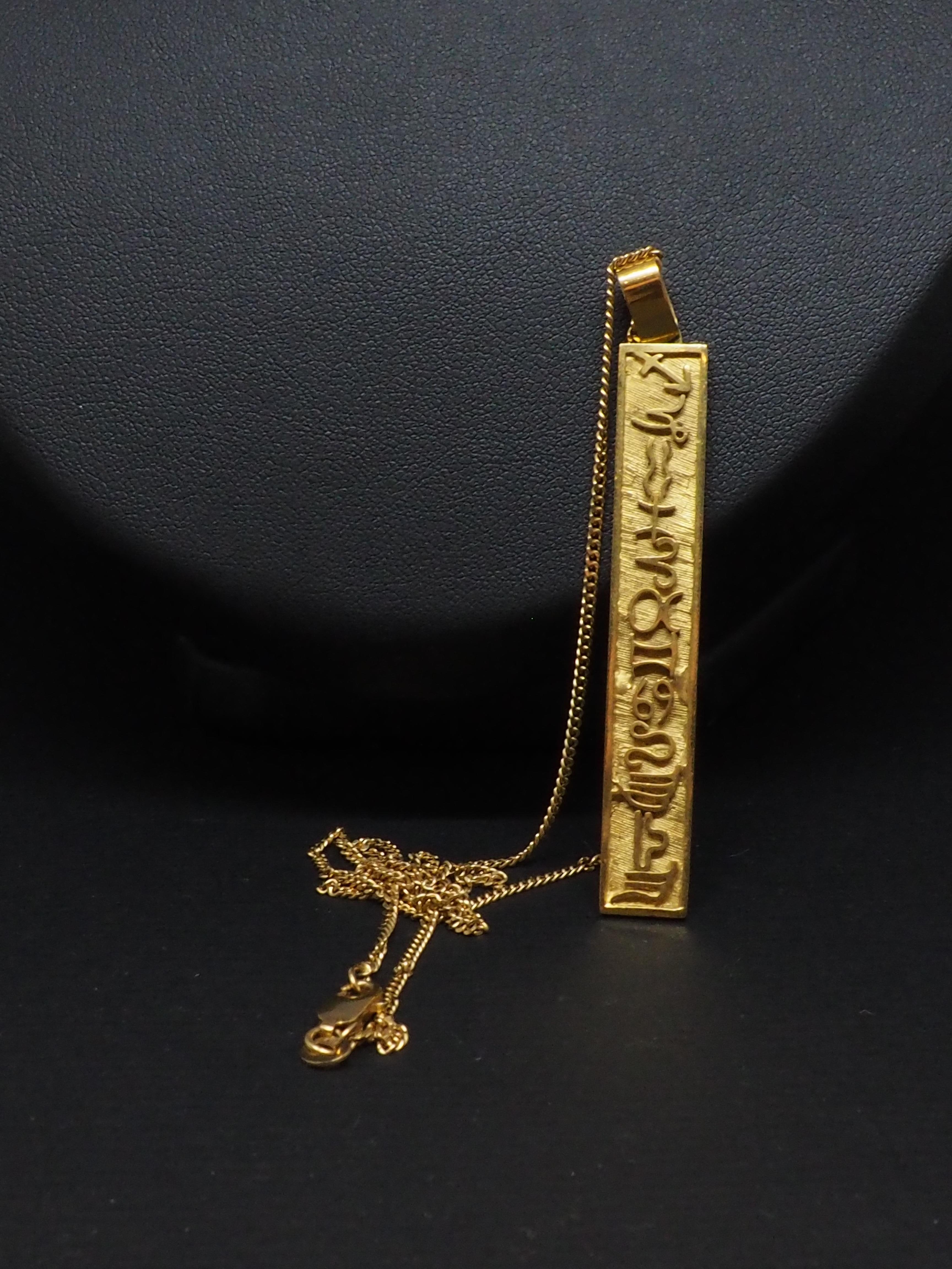 Vintage Gilbert Albert Astrological Signs Pendant 18 Karat Yellow Gold In Excellent Condition For Sale In Geneva, CH
