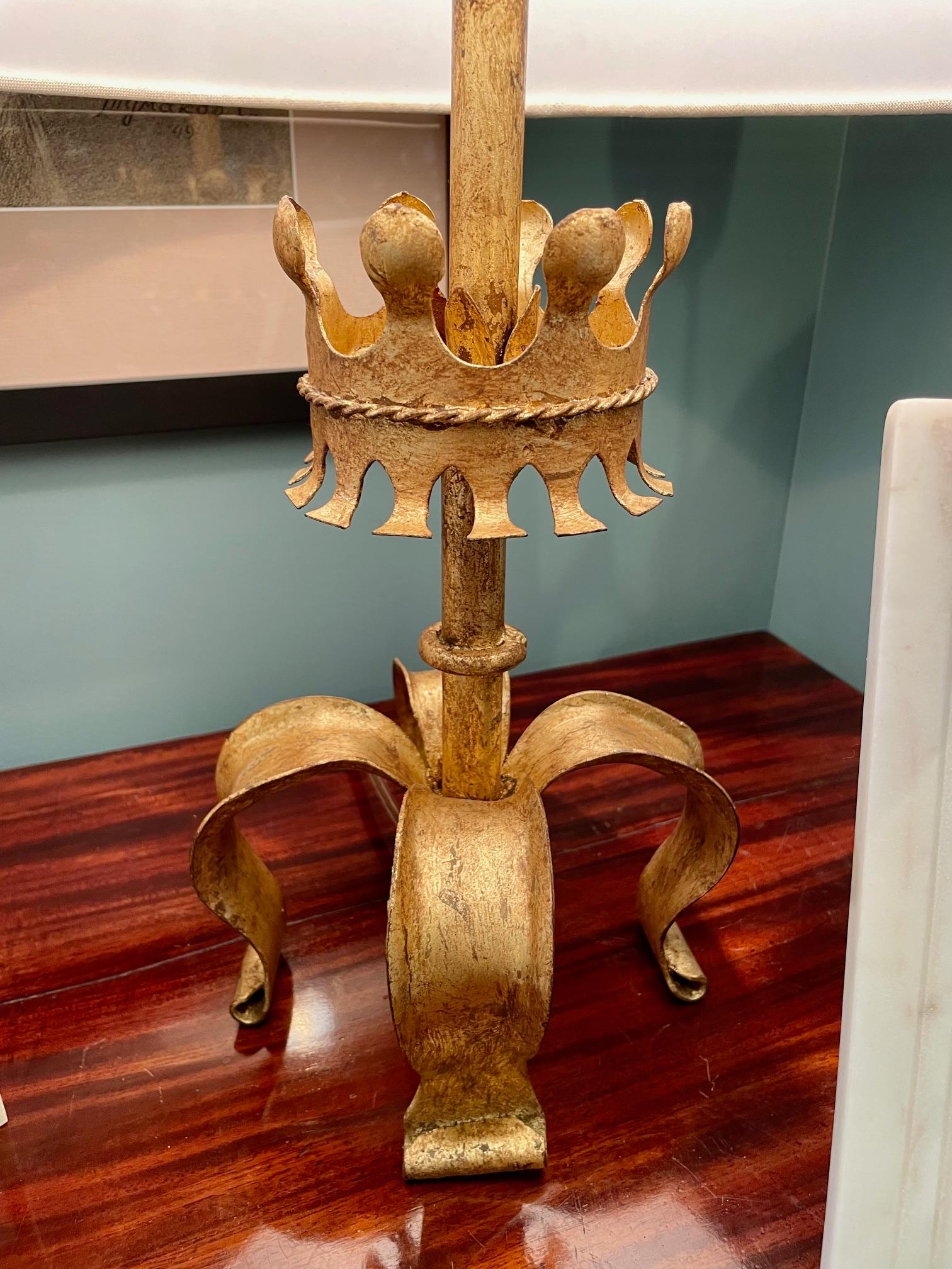 Inconnu Lampe vintage dorée à 4 pieds avec motif de couronne en vente