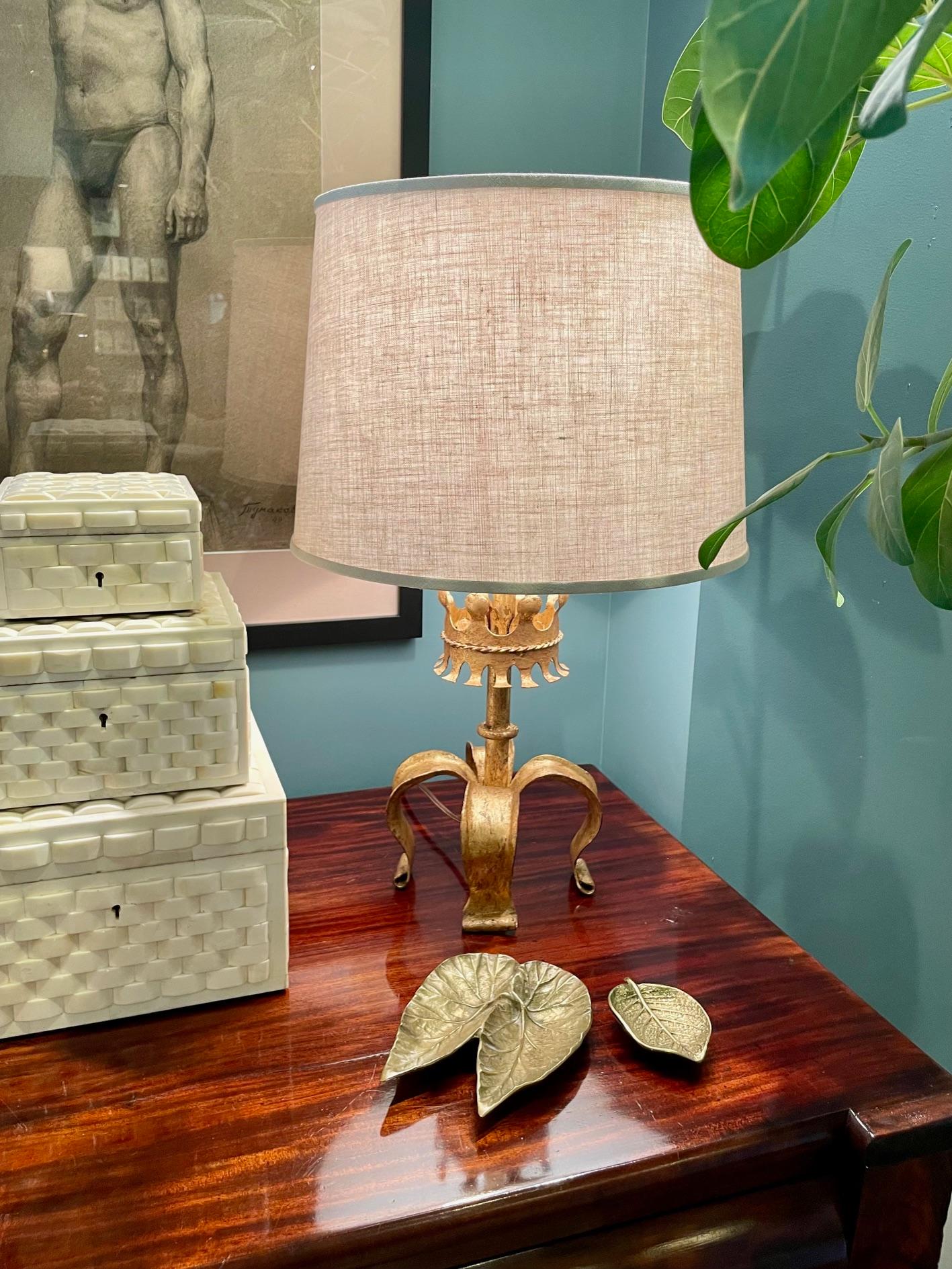 Lampe vintage dorée à 4 pieds avec motif de couronne Bon état - En vente à Pasadena, CA