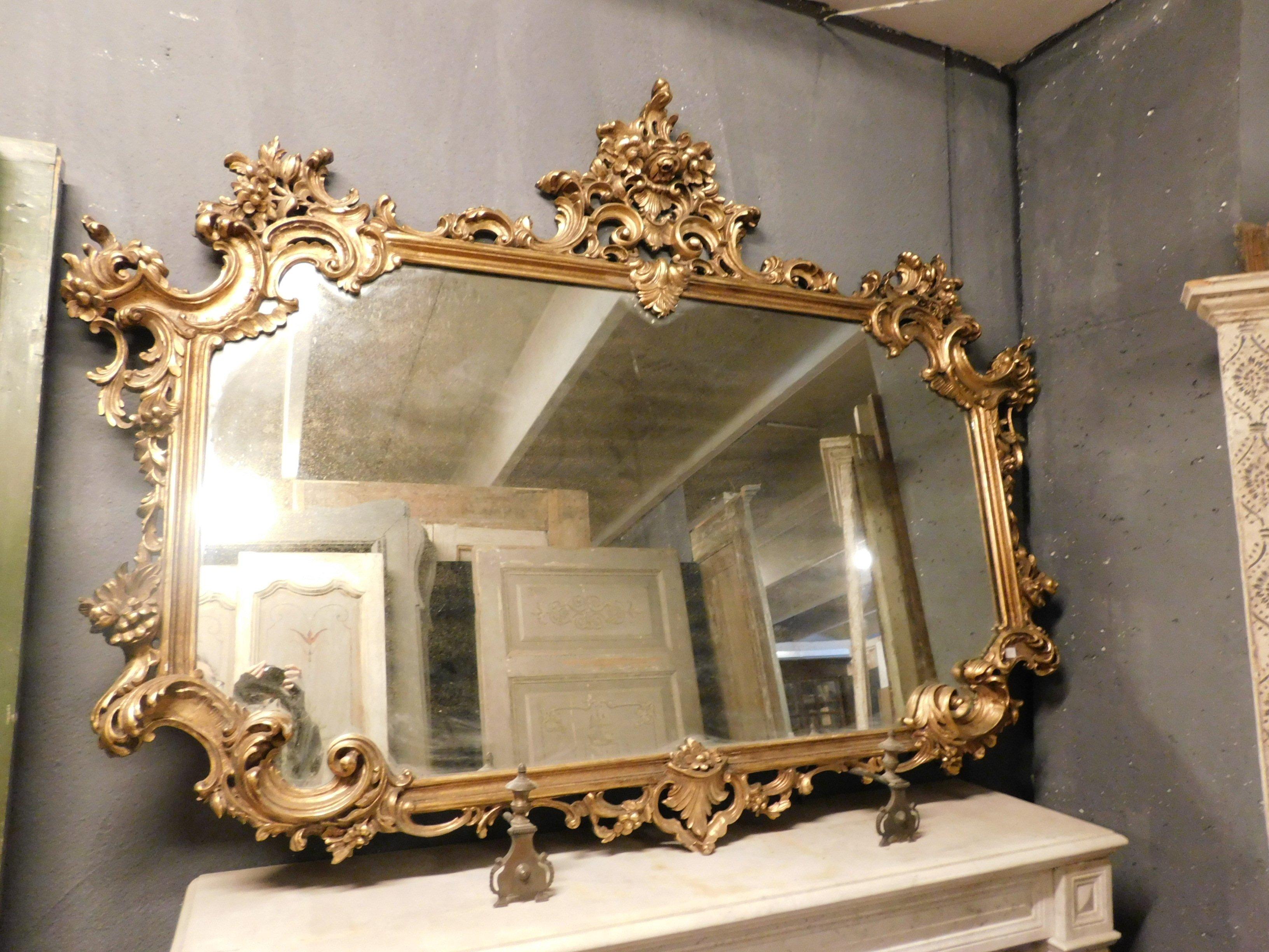 Vintage / antique gilded and richly carved mirror, rectangular / oval in shape, therefore adaptable also in a luxury bathroom, beautiful original gilding, built in the first half of the 20th century in Italy.
Great scenic impact and beautiful