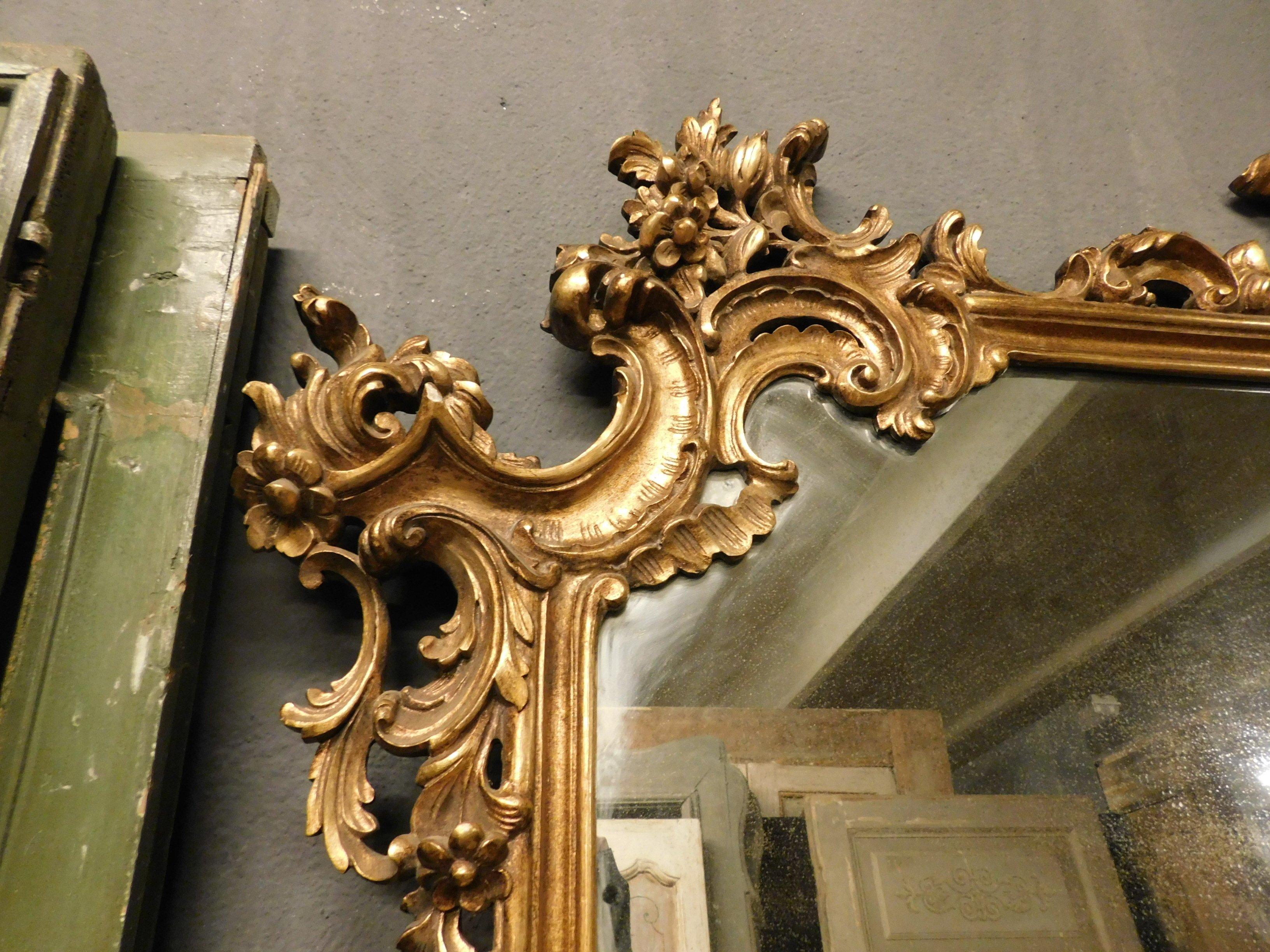 Vintage Gilded and Richly Carved Mirror, Rectangular, 20th Century Italy In Good Condition In Cuneo, Italy (CN)