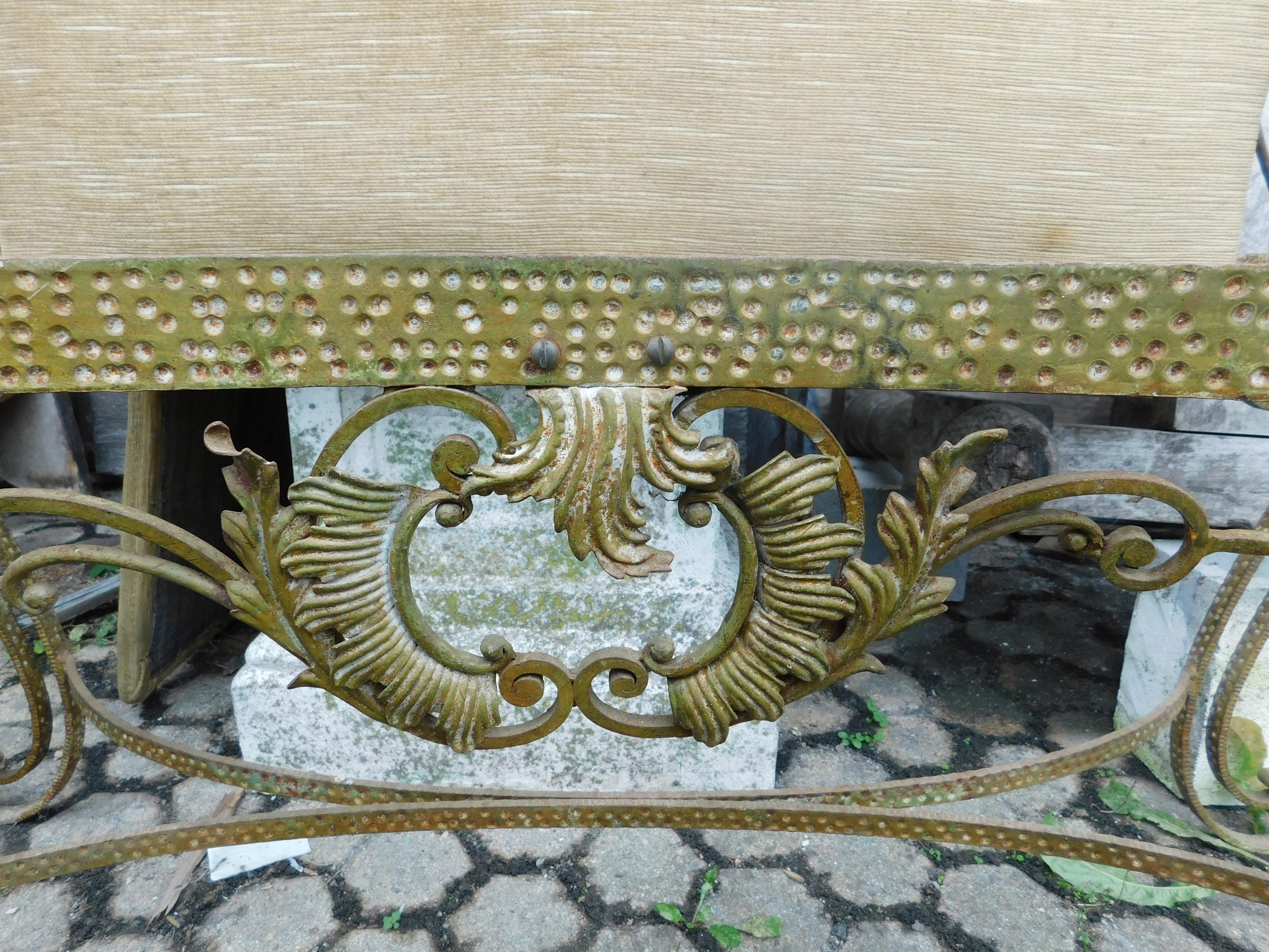 sofa vintage doré à retapisser, très riche, d'Italie en vente 3