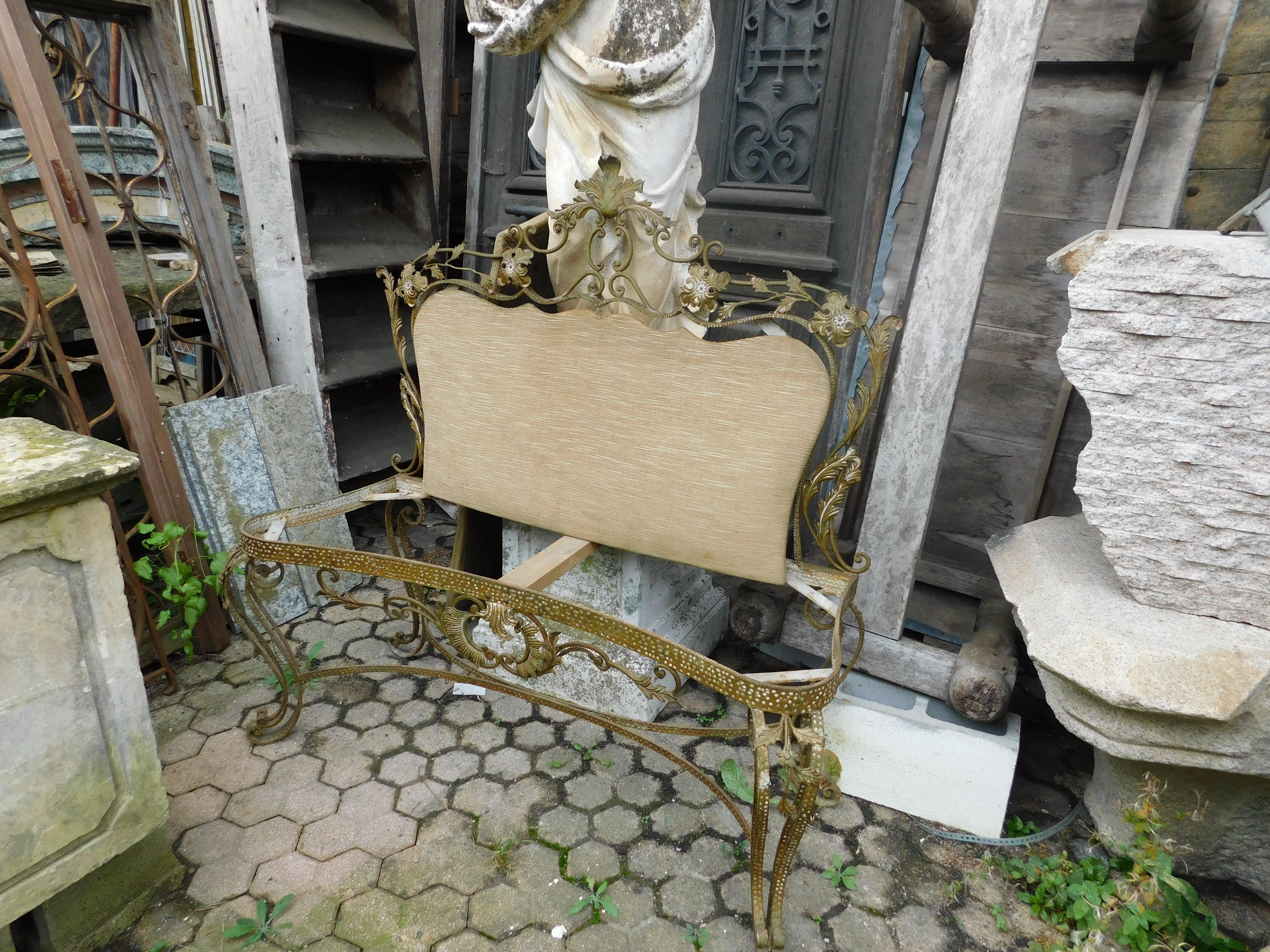 Ancien canapé, banc vintage, richement décoré d'un profilé en laiton doré très riche, à restaurer car il n'a pas d'assise, mais vraiment très beau pour devenir un meuble de valeur.
Original du milieu des années 1900, en provenance d'Italie