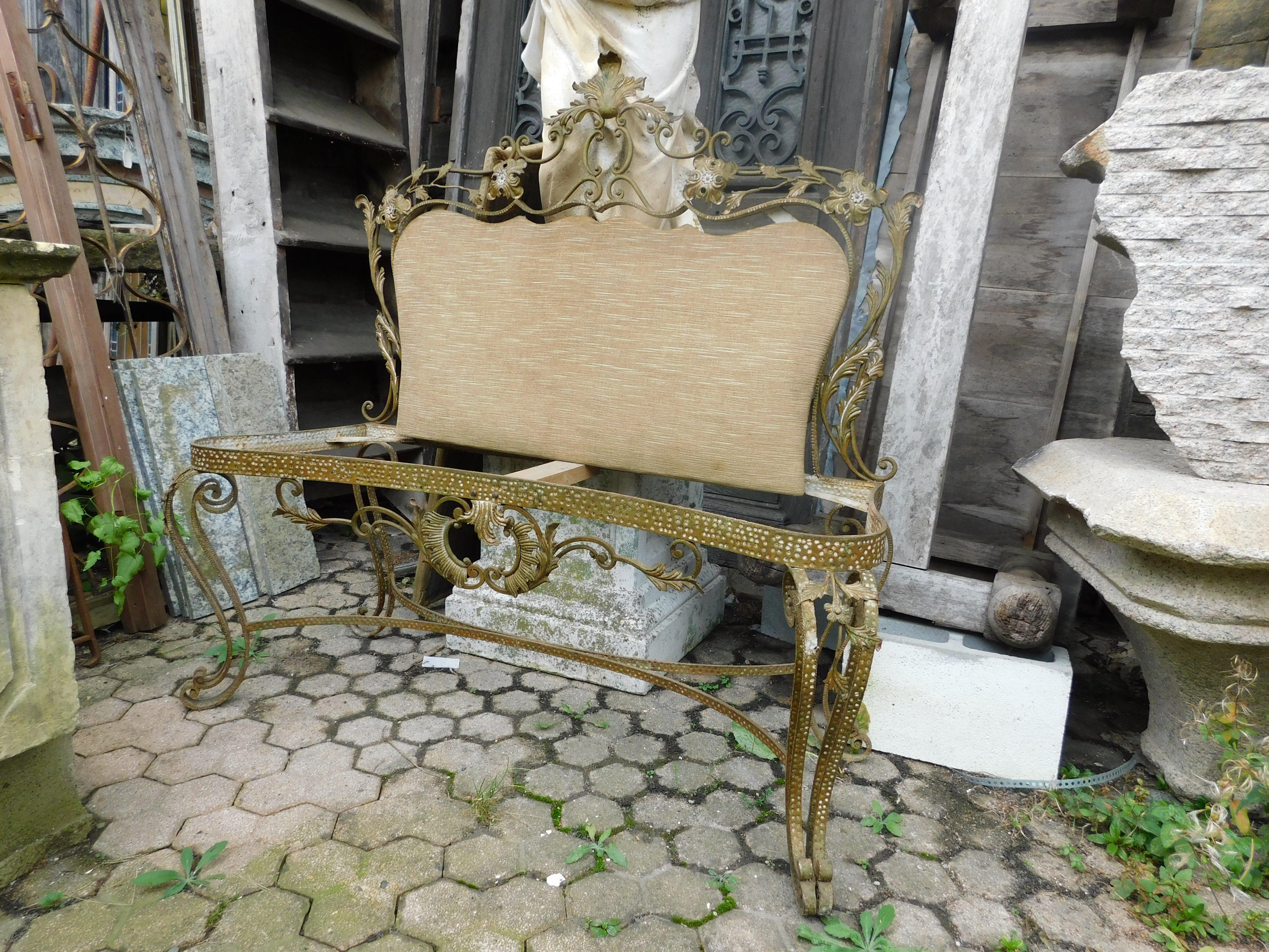 italien sofa vintage doré à retapisser, très riche, d'Italie en vente