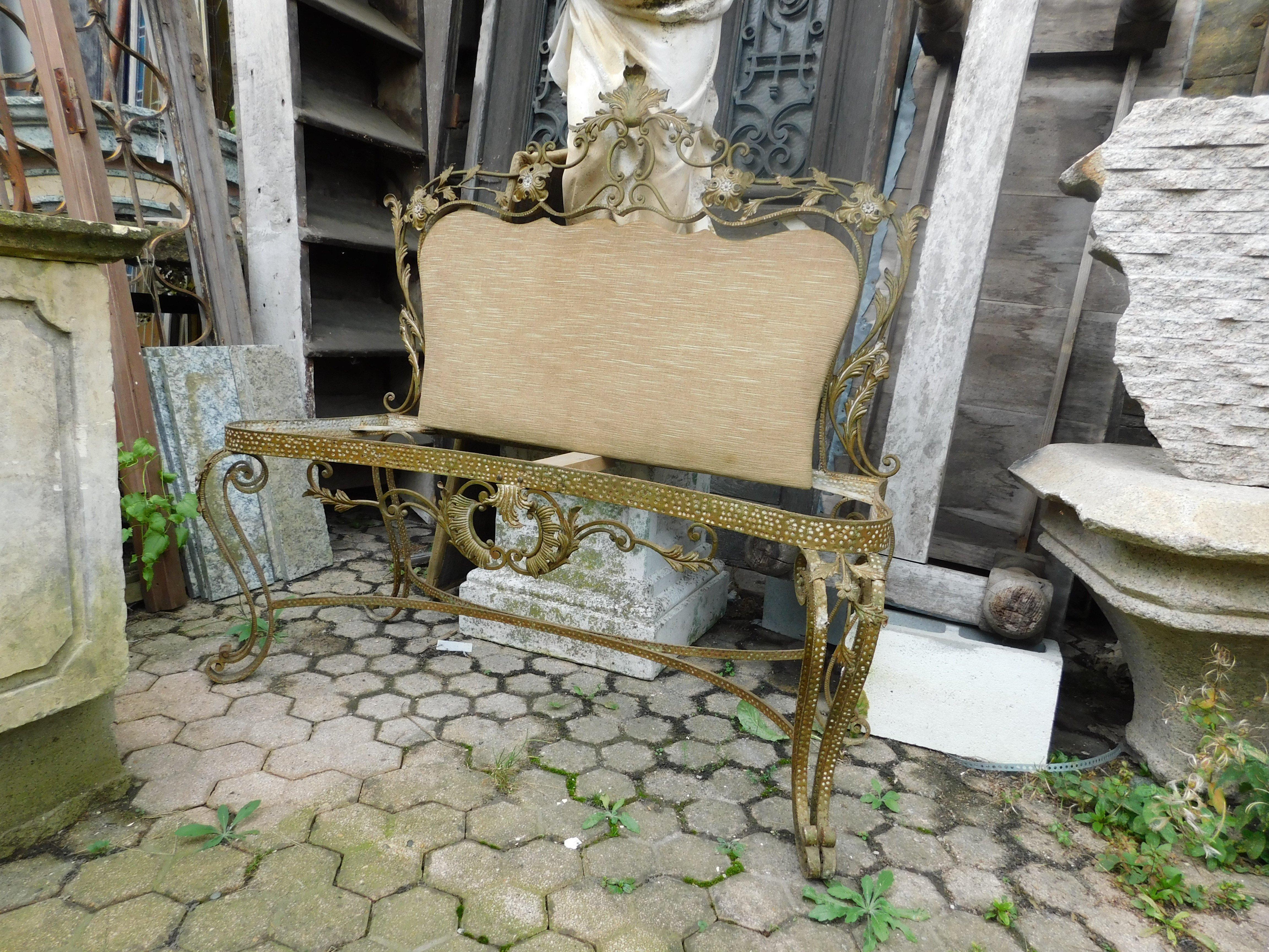 Doré sofa vintage doré à retapisser, très riche, d'Italie en vente