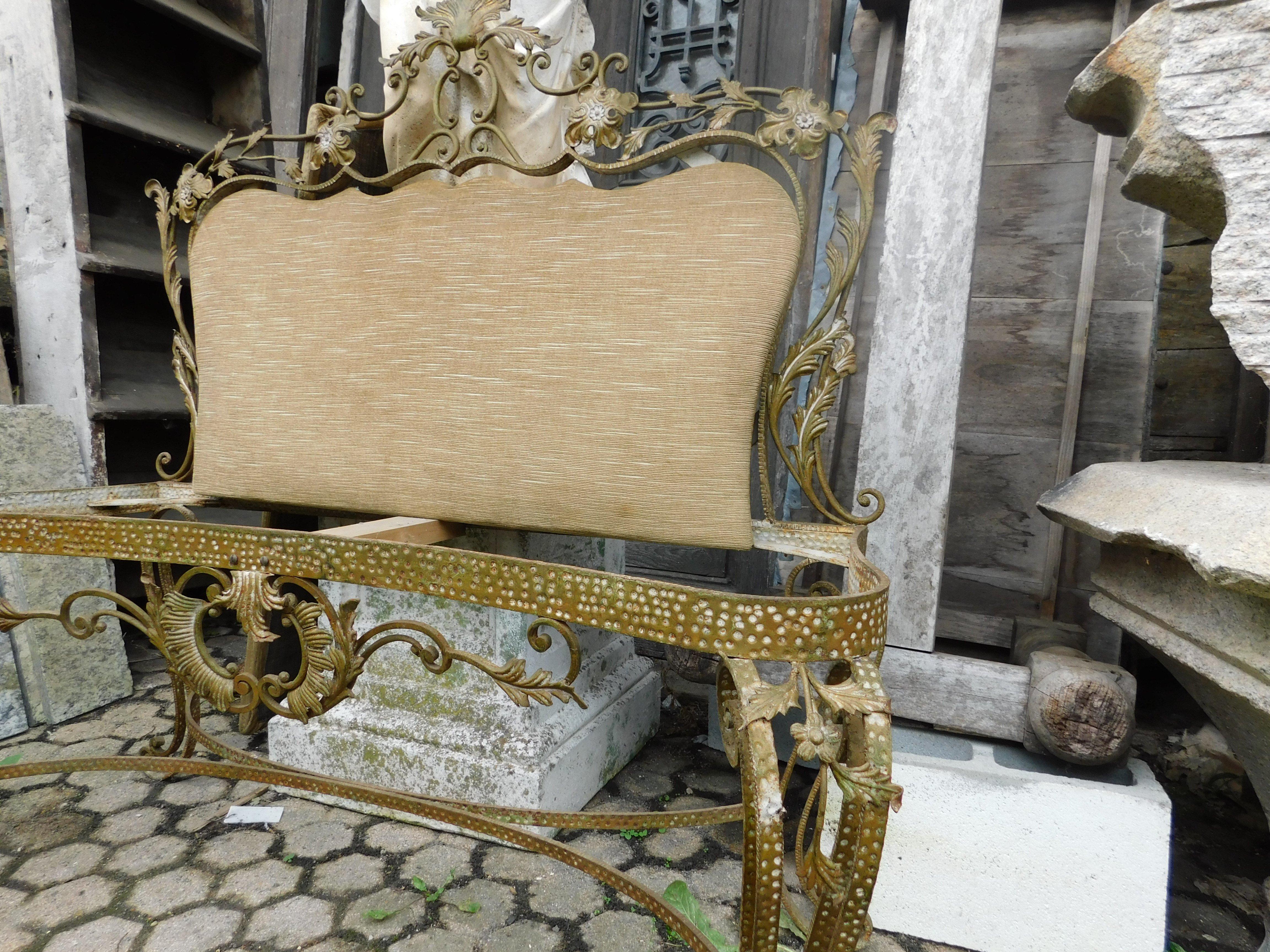sofa vintage doré à retapisser, très riche, d'Italie Bon état - En vente à Cuneo, Italy (CN)