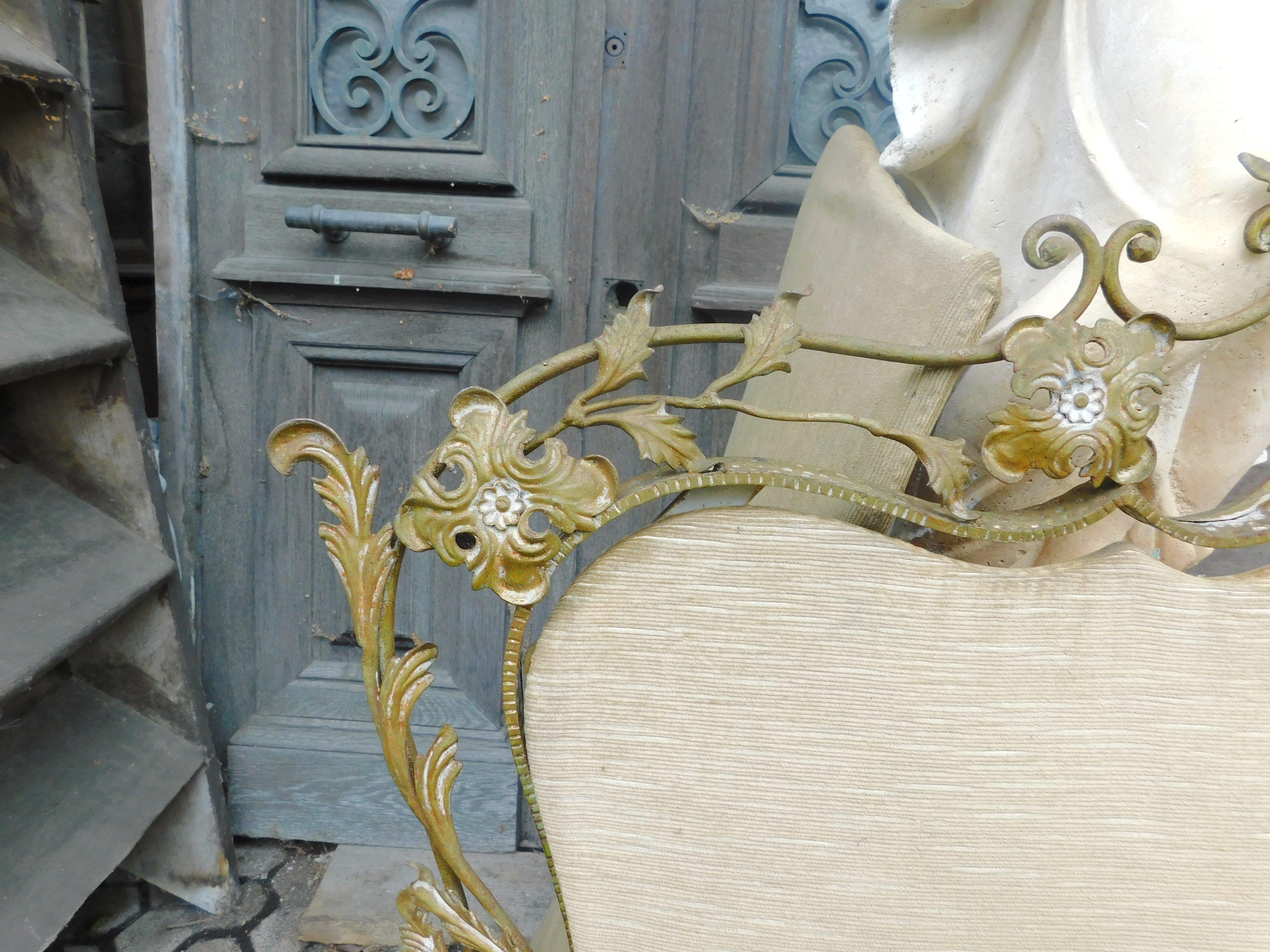 Laiton sofa vintage doré à retapisser, très riche, d'Italie en vente