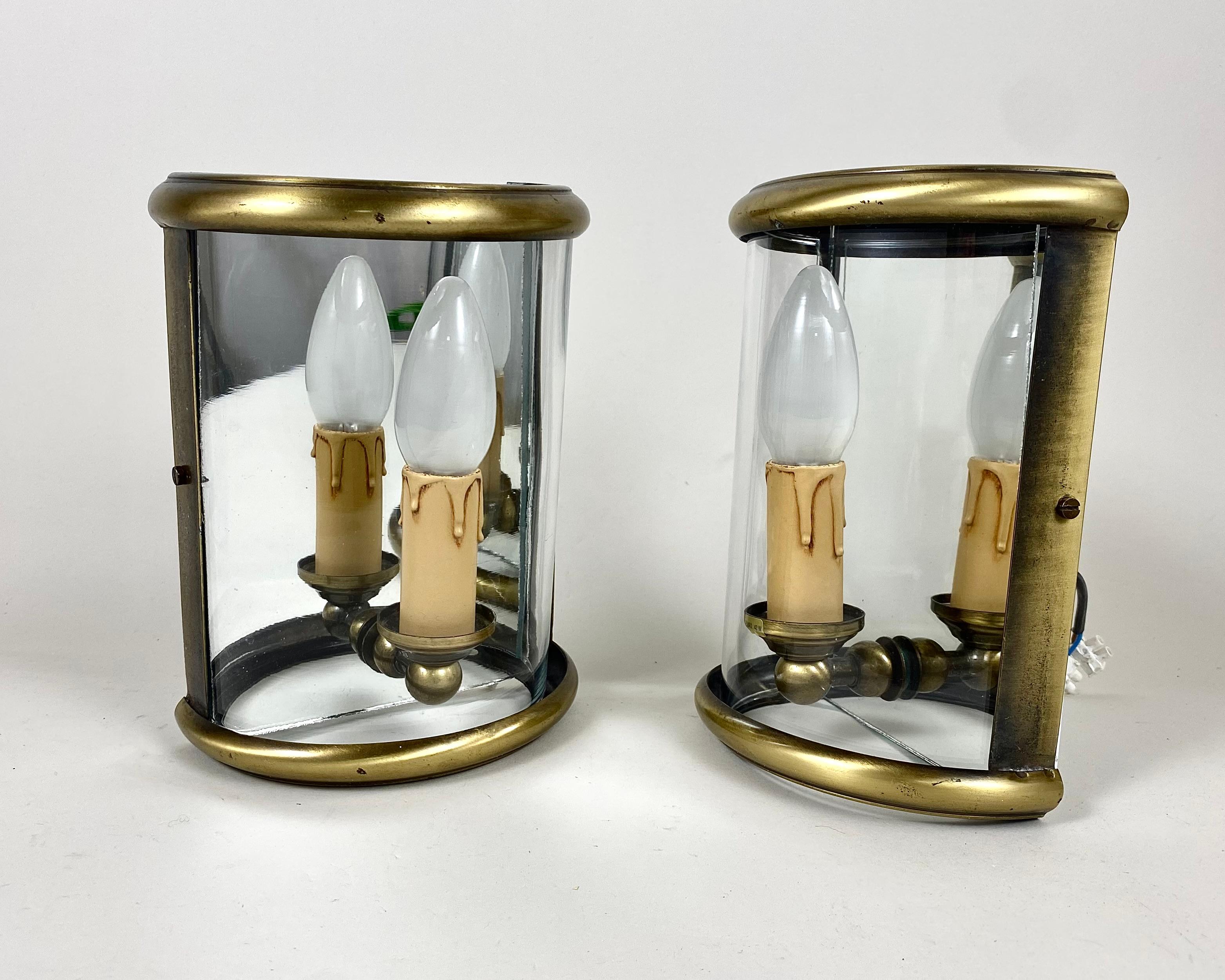 Paar belgischen Landhausstil Messing und gebogenem Glas Wandleuchten gespiegelt zurück Platte.

Vom belgischen Hersteller DELMAS LUMINAIRES. Ca. 1980er Jahre

Die Rückwände sind aus Metall mit verspiegeltem Glas auf der Vorderseite, das bei