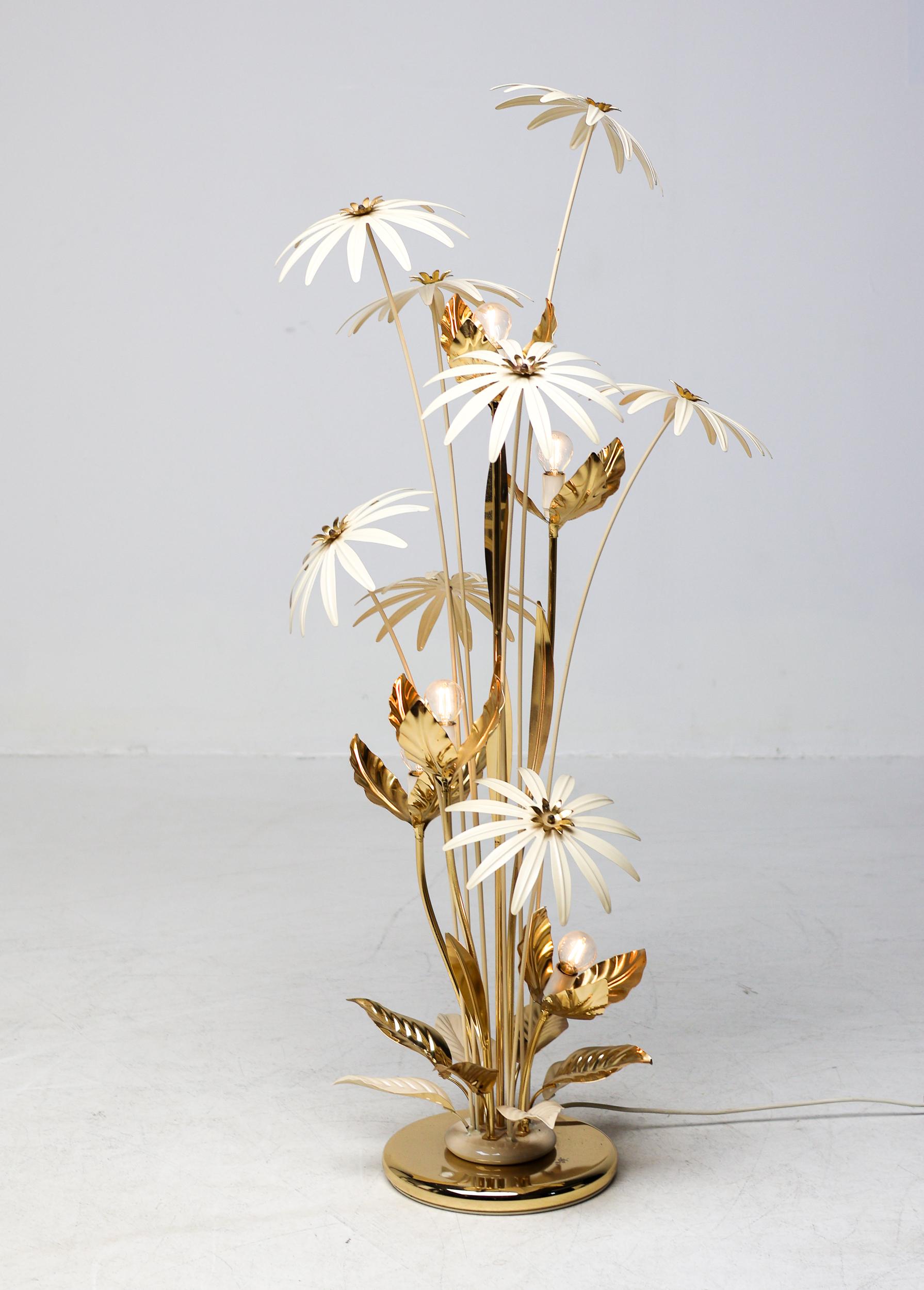 Eine atemberaubende und romantische Blumen-Stehlampe des bekannten deutschen Designers Hans Kögl, die in den 1970er Jahren hergestellt wurde. Dieses Vintage-Stück zeigt die für Kögl typische Mischung aus botanischer Eleganz und dekorativer Dramatik