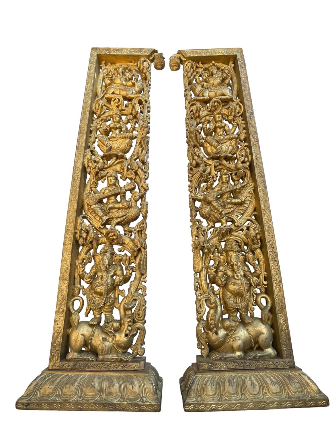 Vintage vergoldet Ganesha geschnitzt Raumteiler Türöffnung-A-Paar (Indisch) im Angebot