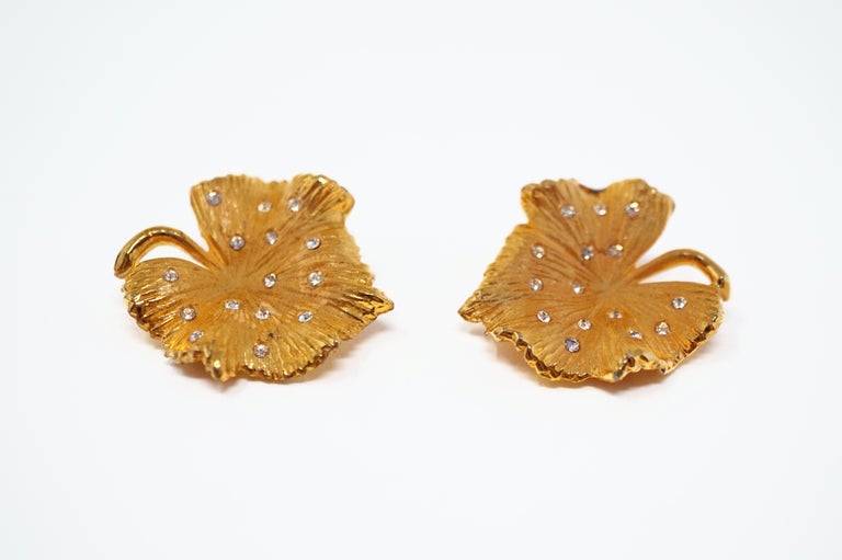 Vintage Gilded Leaf Earrings with Crystal Accents by Claudette, circa 1950s In Excellent Condition For Sale In Los Angeles, CA