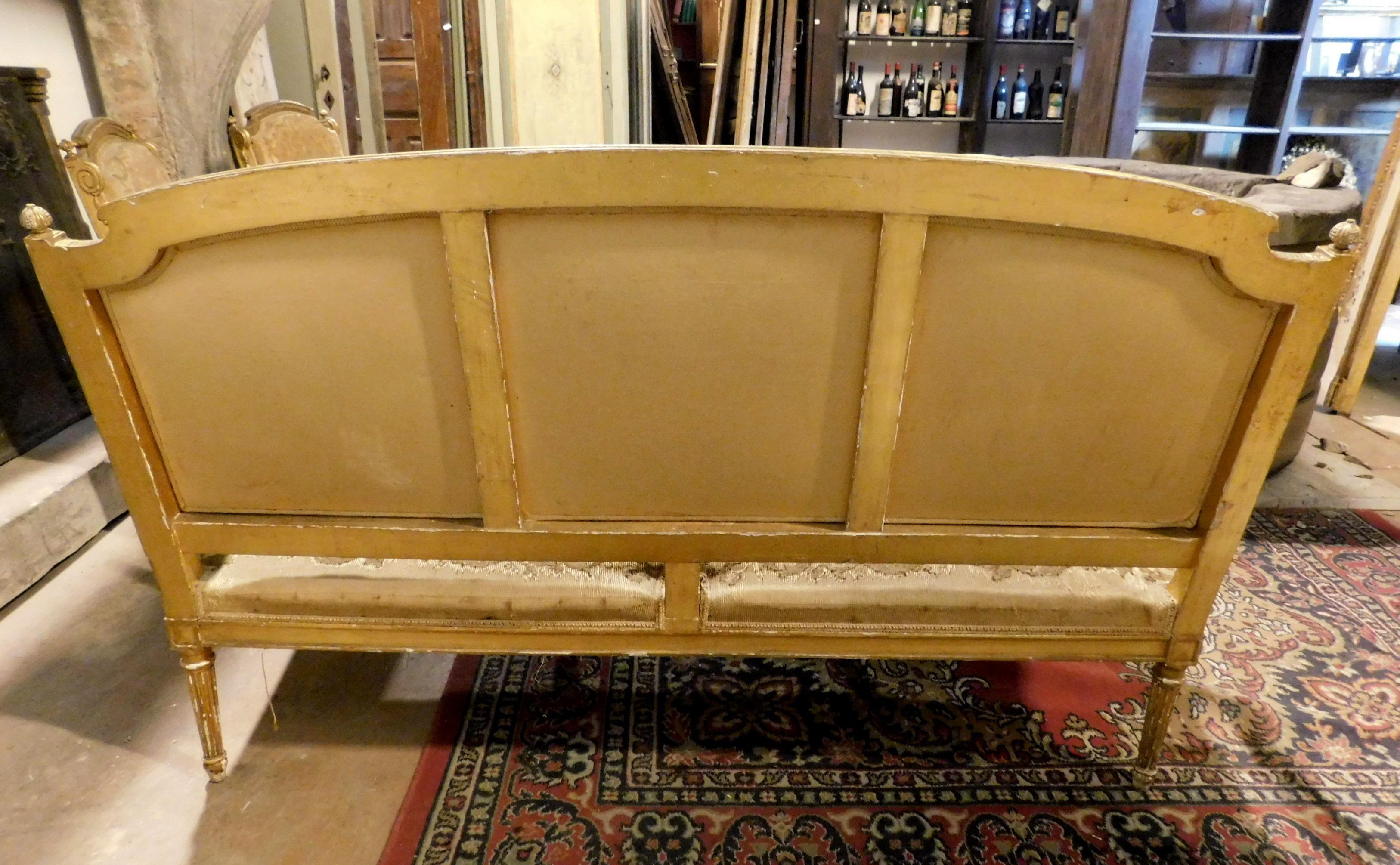 Salón Vintage Dorado, Un Sofá y Cuatro Sillones, Siglo XX Italia en venta 8