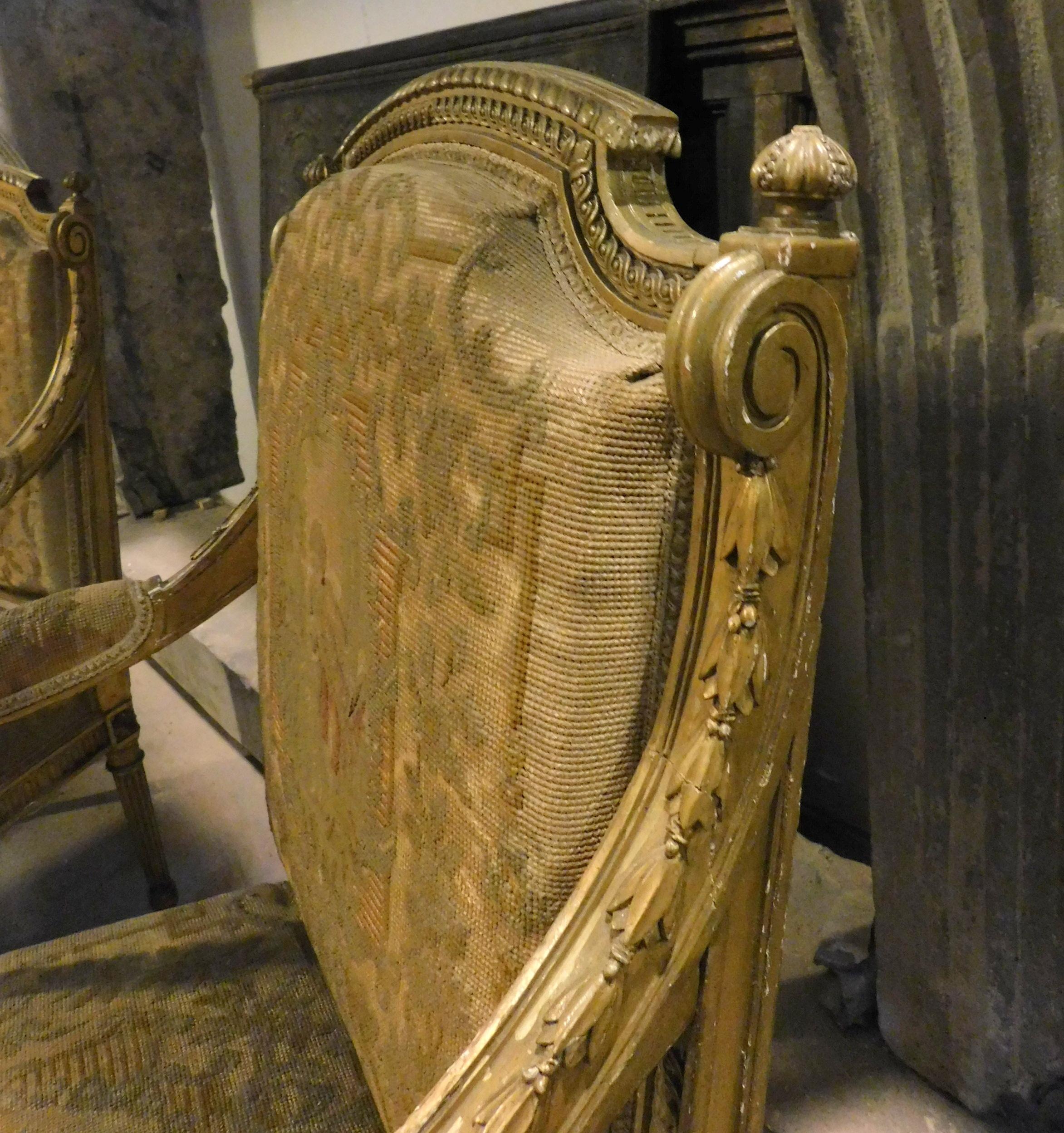Salón Vintage Dorado, Un Sofá y Cuatro Sillones, Siglo XX Italia en venta 9