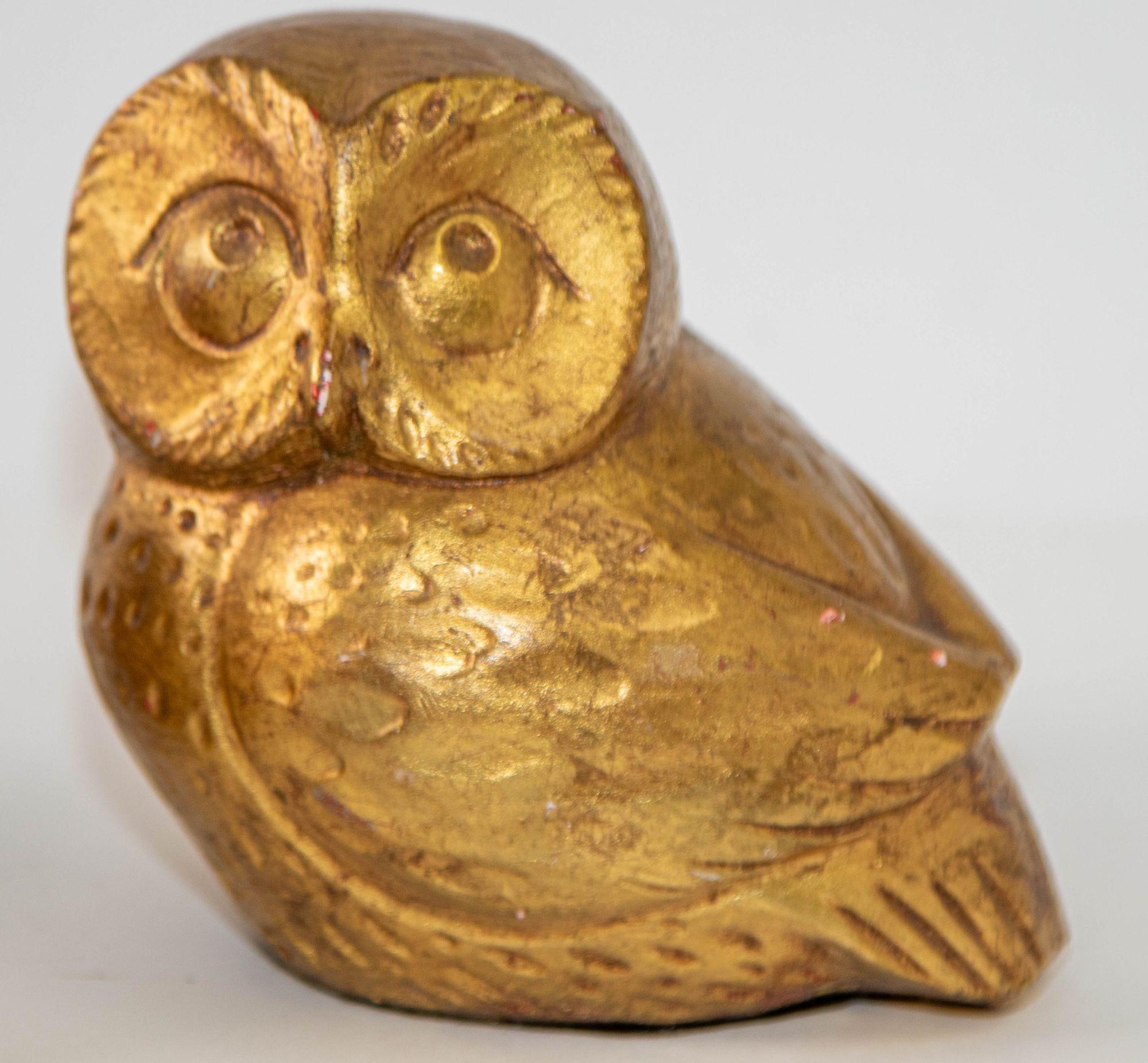 Vintage gilded owl figurines decorative bookends, or paperweights in 24k gold leaf Mid-Century Modern, 1960s.
These mother and baby owls the gold finish evokes the glamour of Hollywood Regency style.
The design and expression of the figurines fit