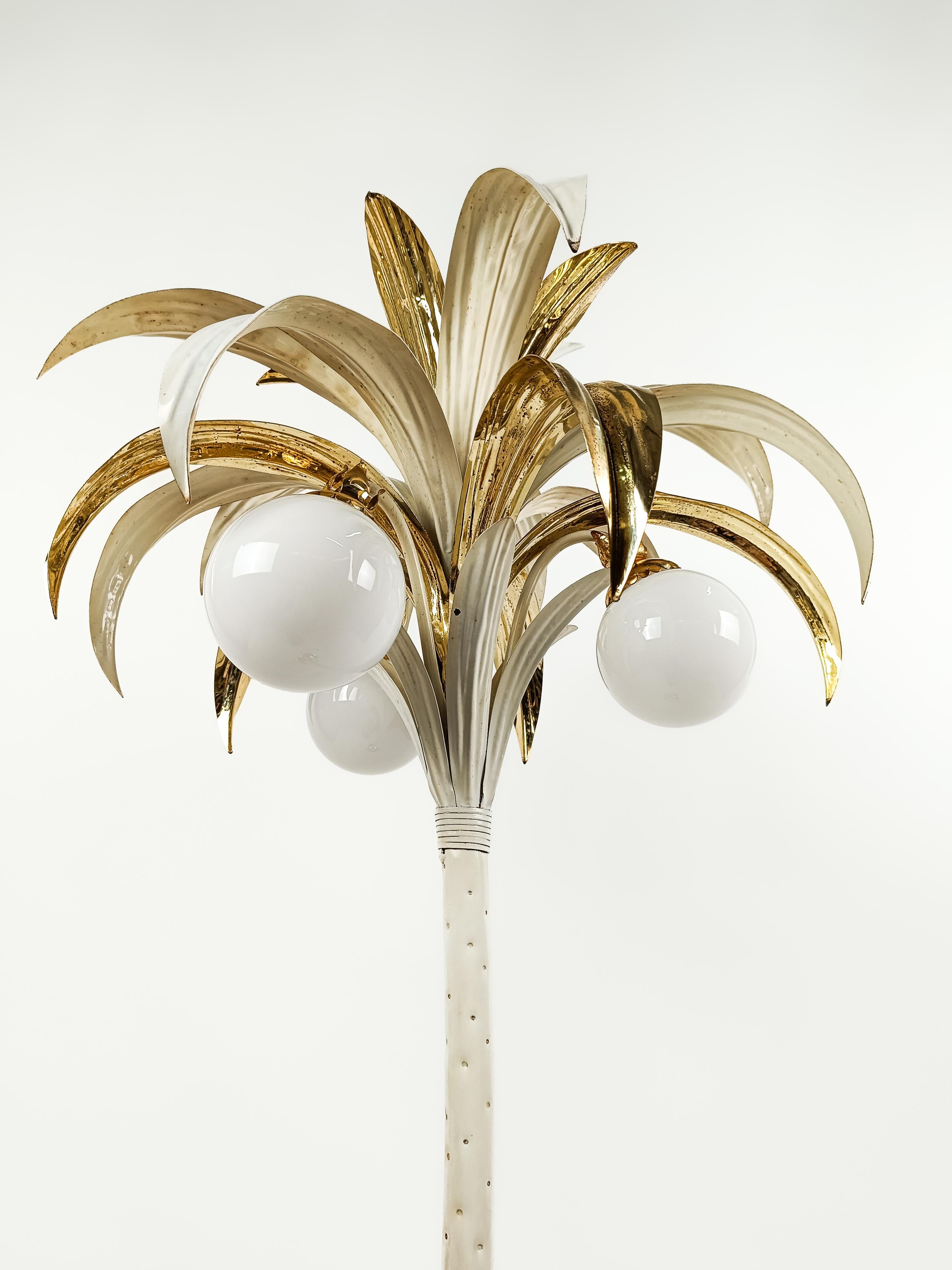 Splendid Floor Lamp produced between the 1960s and 1970s in Italy in the style of Hans Kogl.

The palm tree shape of this vintage plant is one of the naturalistic themes most used by Hans Kogl, who also reproduced it for the Maison Jansen