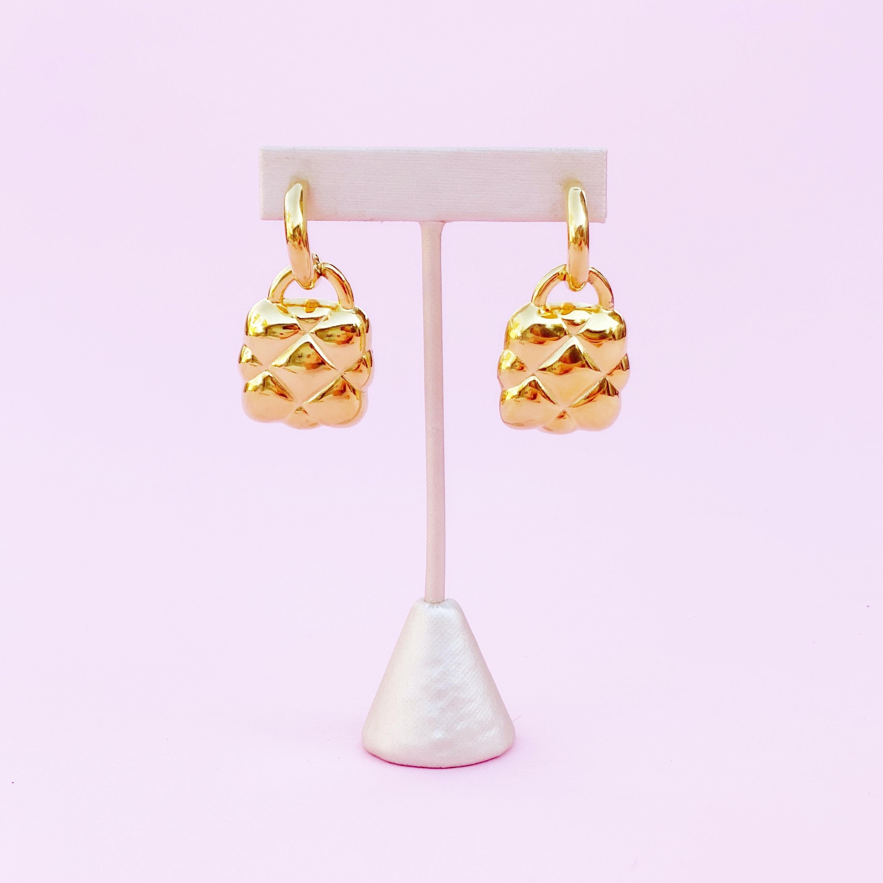 Moderne Boucles d'oreilles pendantes vintage en forme de sac à main doré et matelassé Anne Klein, années 1980 en vente