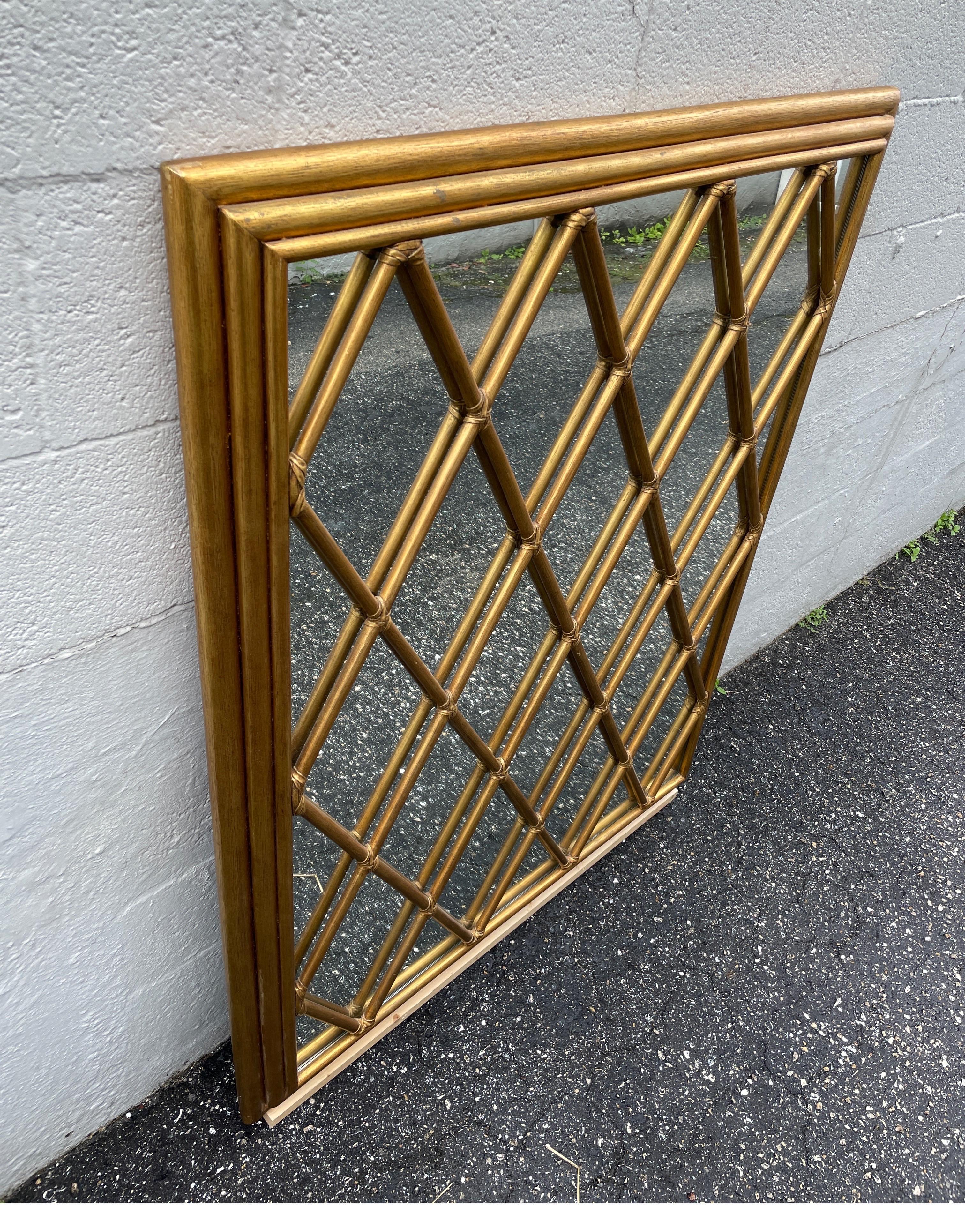 Américain Miroir arlequin vintage en rotin doré par Mc Guire en vente