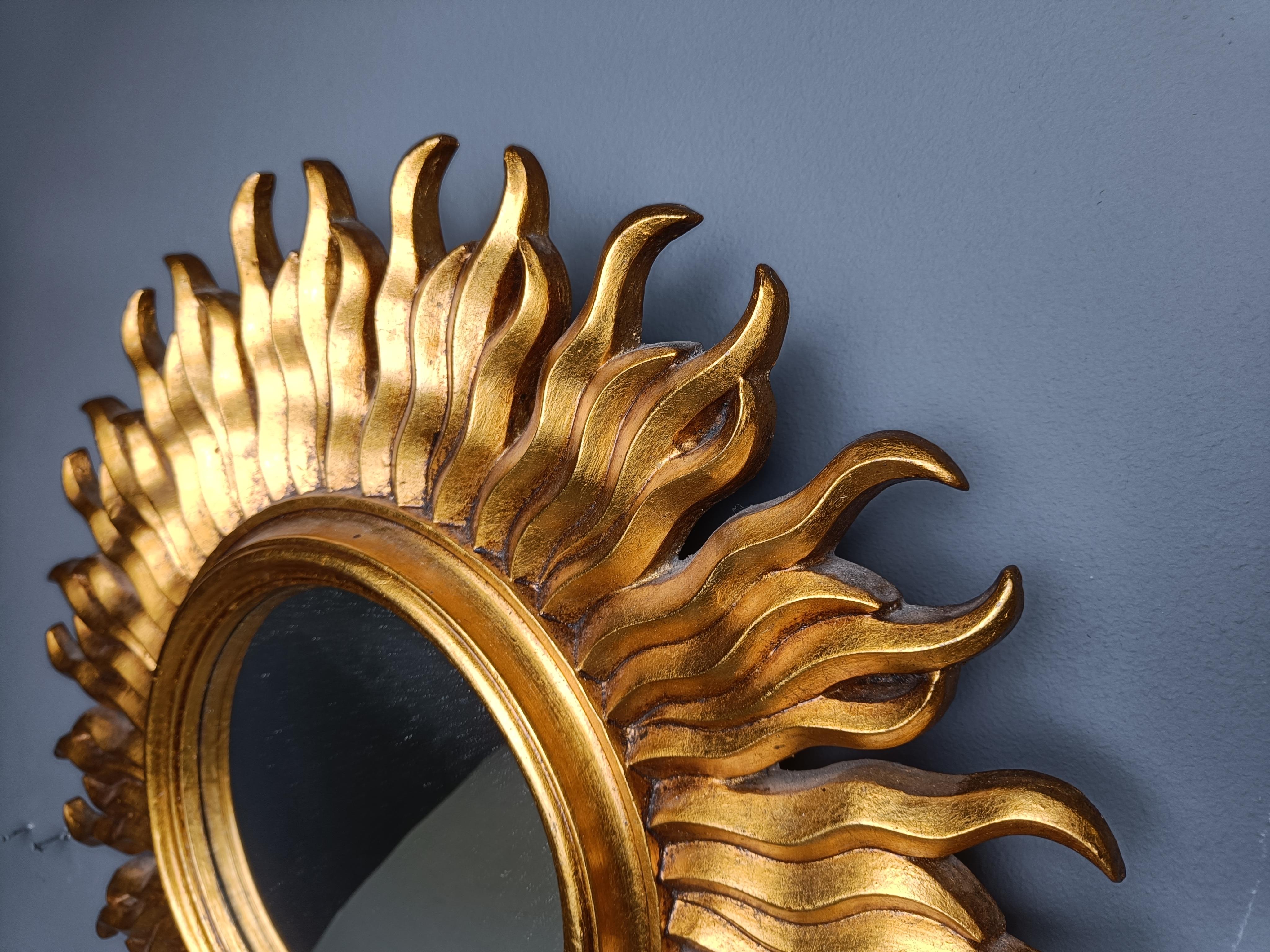 Specchio a raggiera in resina dorata con vetro a specchio convesso.

Lo specchio d'oro è in buone condizioni.

Anni '60 - prodotto in Belgio.

Dimensioni:
Diametro: 48 cm

Rif:  54676502 63