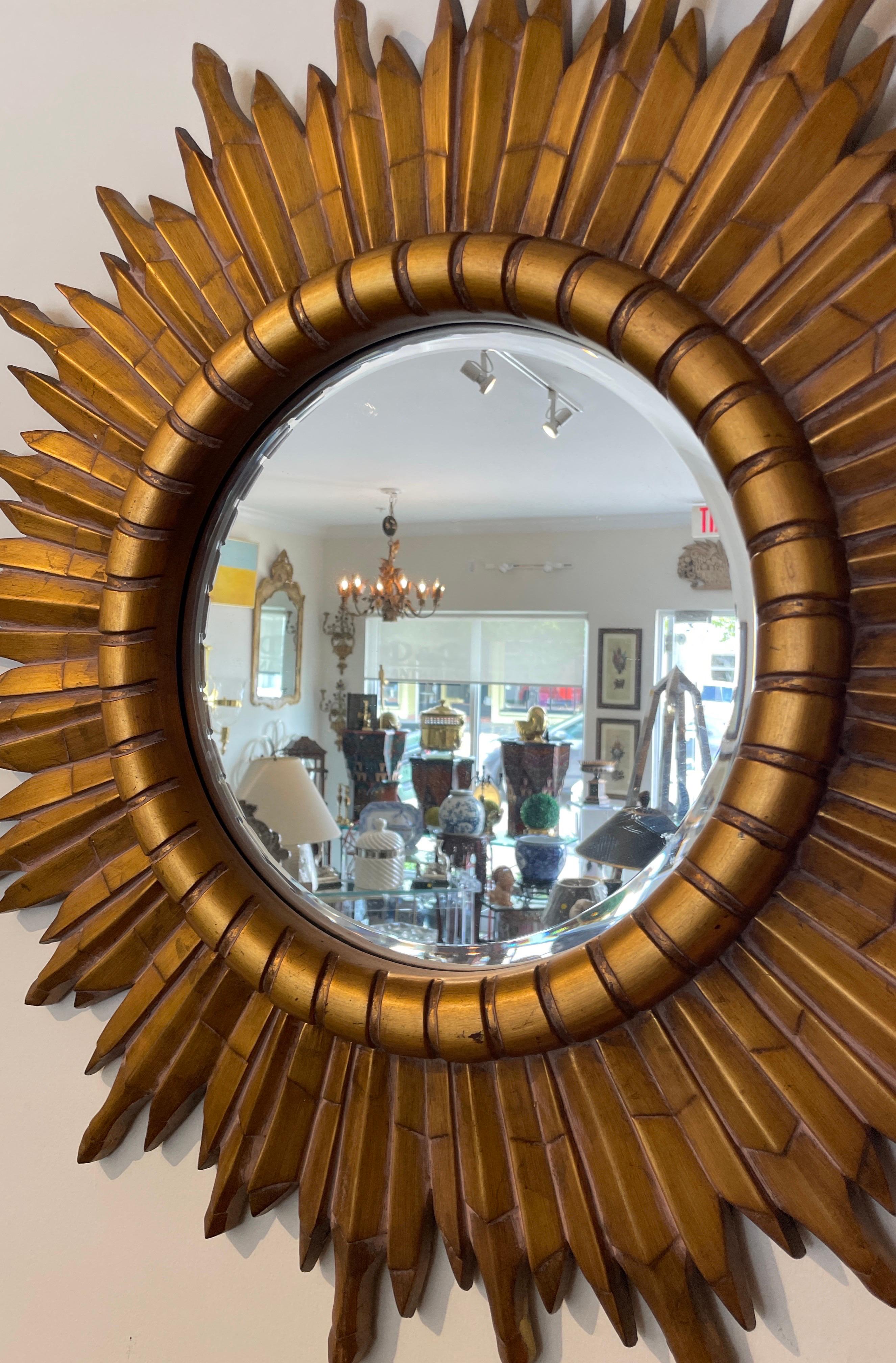 Miroir italien vintage doré en forme d'étoile. Un très beau miroir doré de 36