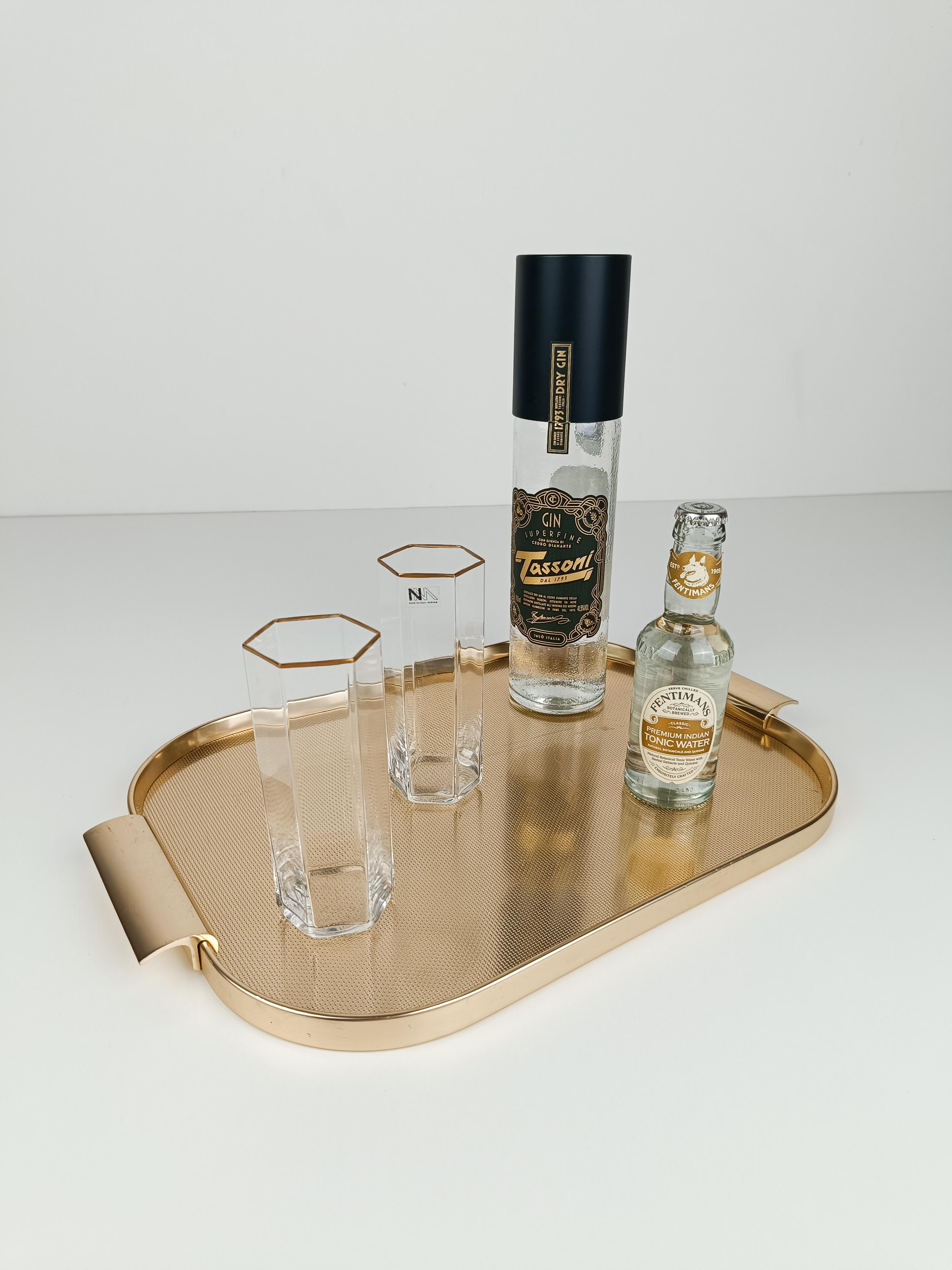 A vintage tray made in England between the 50s and 60s by the historic Kaymet company.
Kaymet handmade Tray and Tiered trolley in London since 1947, and its products are still on the market and resold by the historic Harrod's department store.
Known