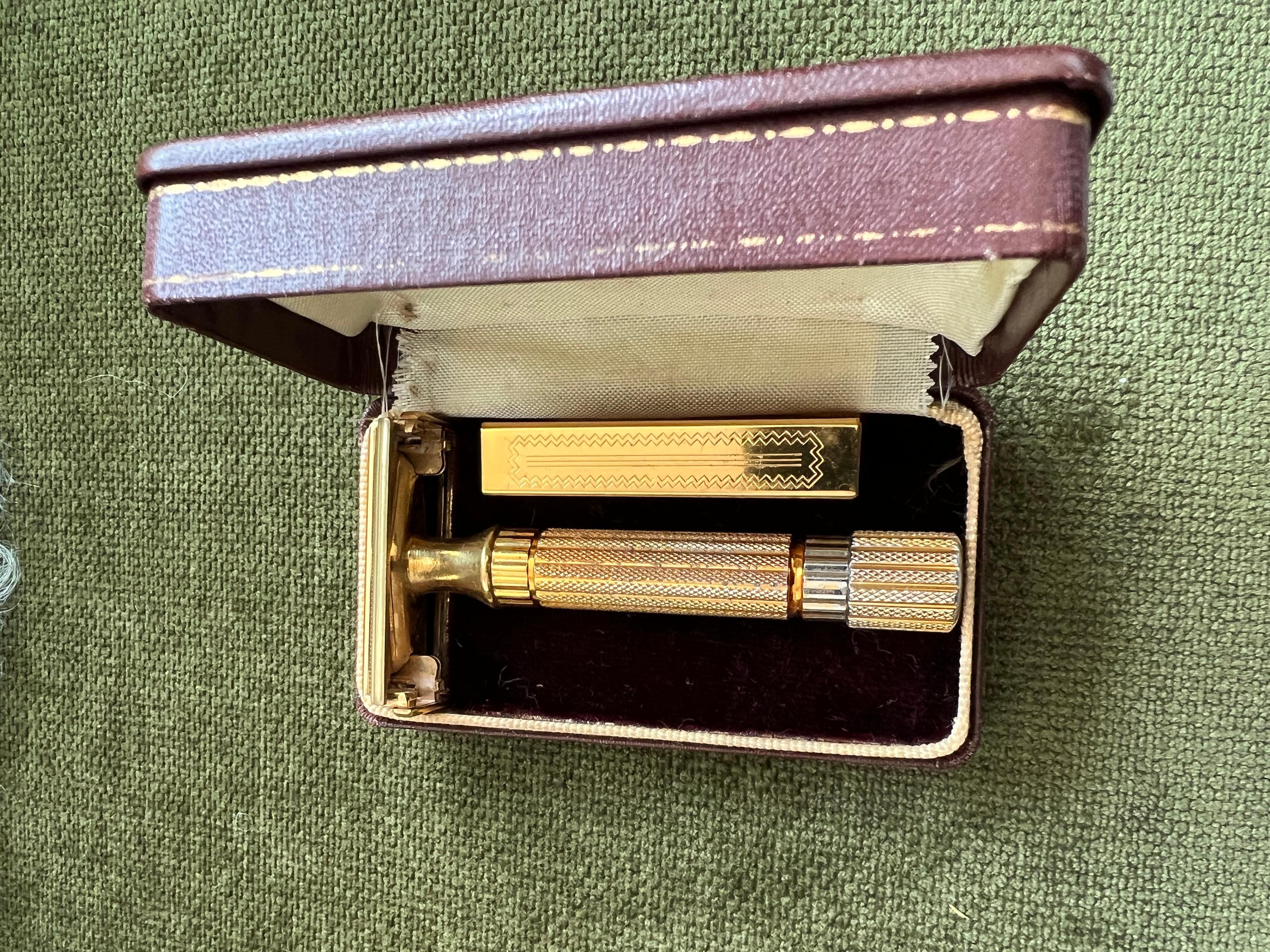 Vintage Gillette Gold Plated Aristocrat Safety Razor with Case & Blade Holder (rasoir de sécurité Aristocrat plaqué or avec étui et porte-lame) Unisexe en vente