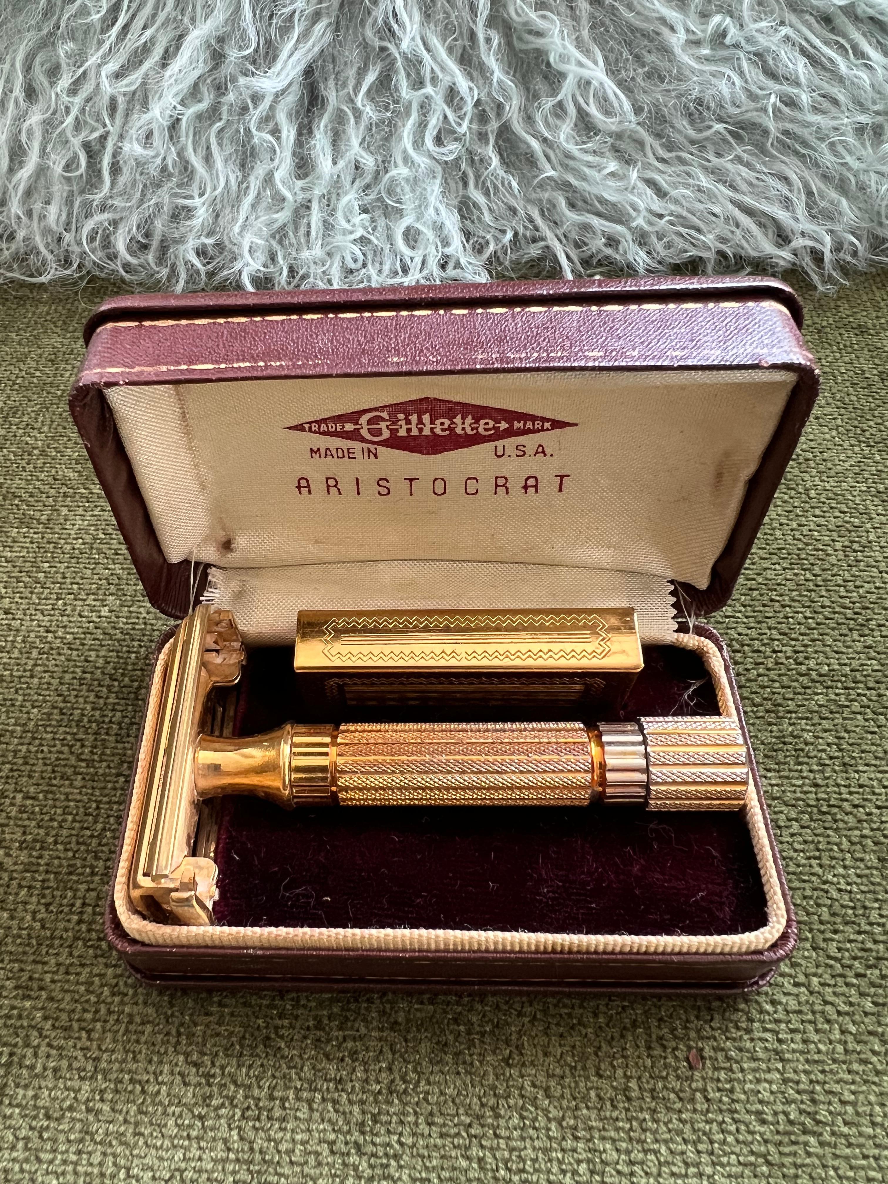 Vintage Gillette Gold Plated Aristocrat Safety Razor with Case & Blade Holder (rasoir de sécurité Aristocrat plaqué or avec étui et porte-lame) en vente 1