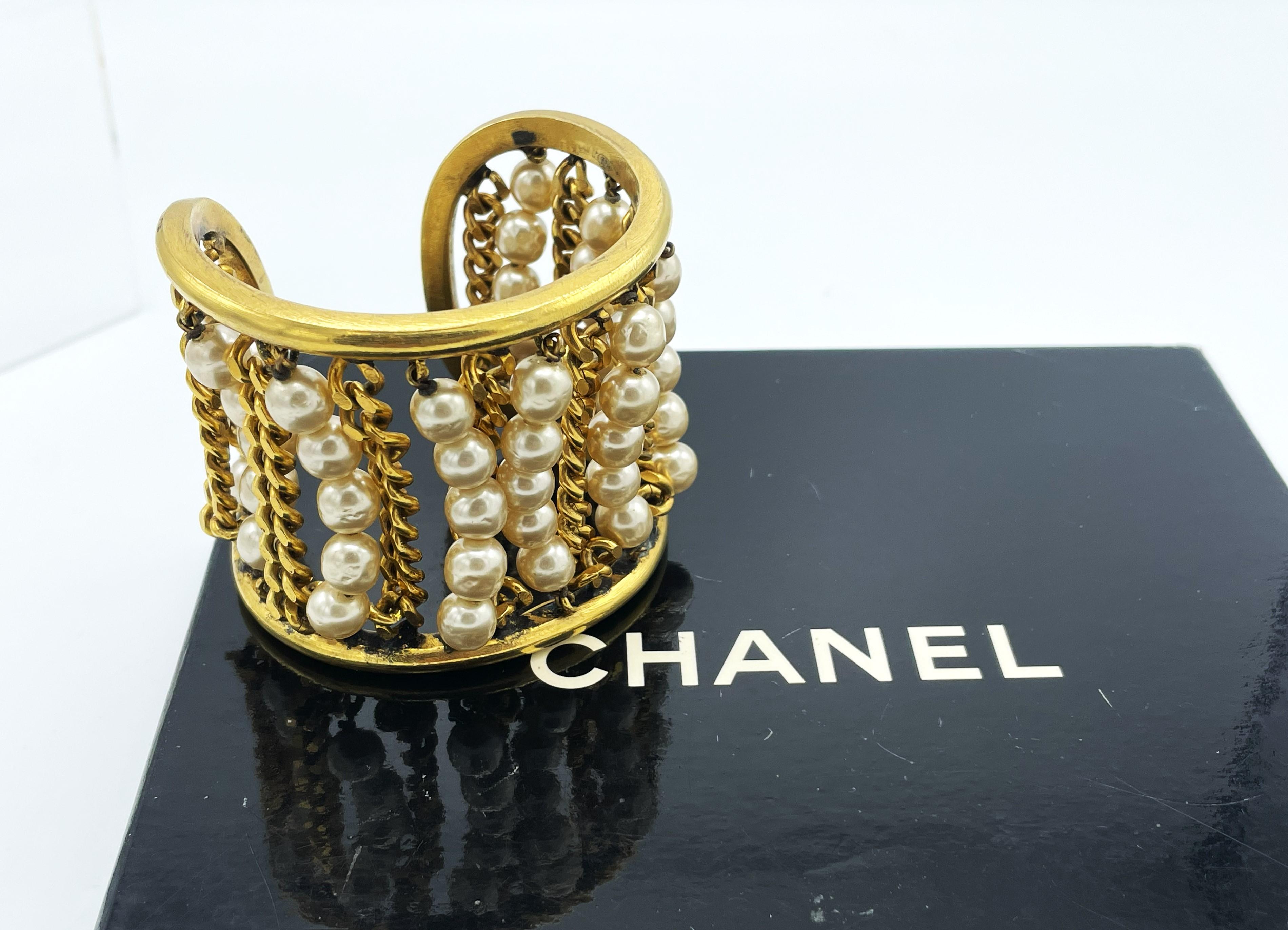 Polsino Chanel d'epoca, dorato e con imitazioni di perle, anni '60 in vendita 6