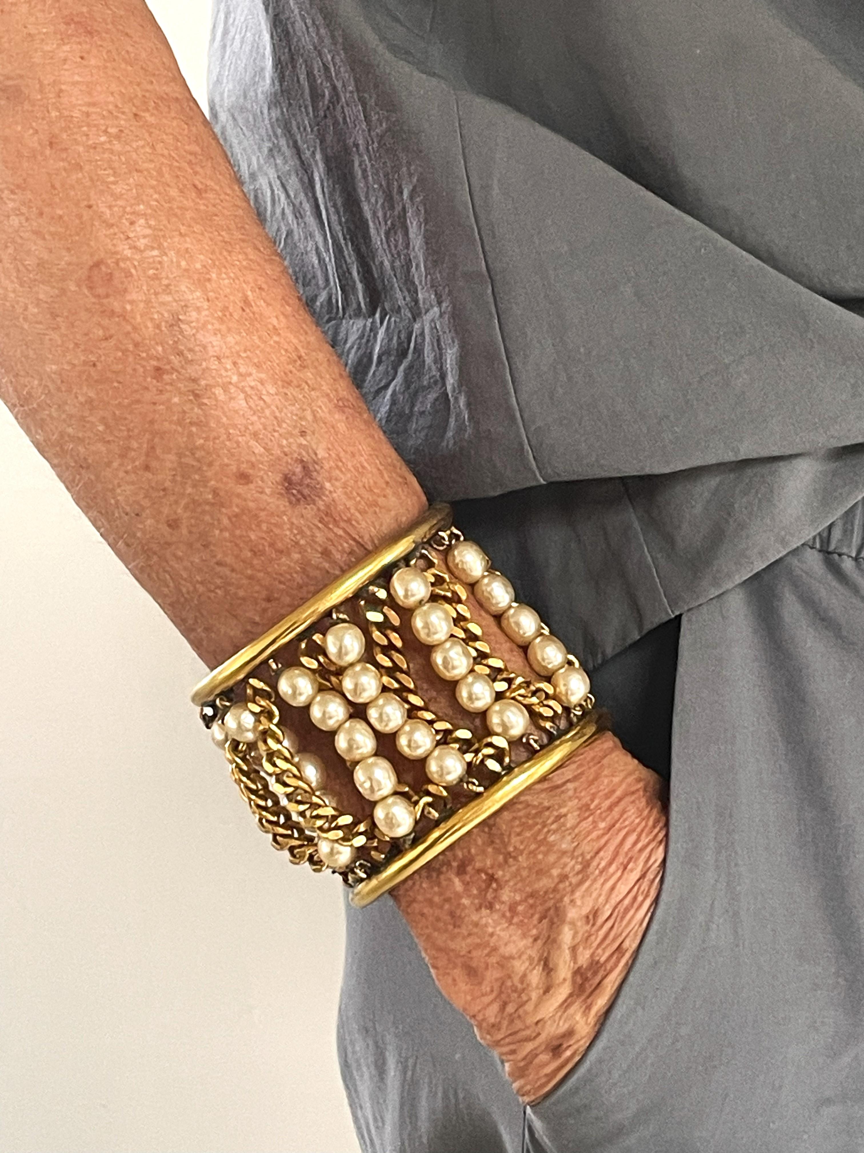 Moderno Polsino Chanel d'epoca, dorato e con imitazioni di perle, anni '60 in vendita