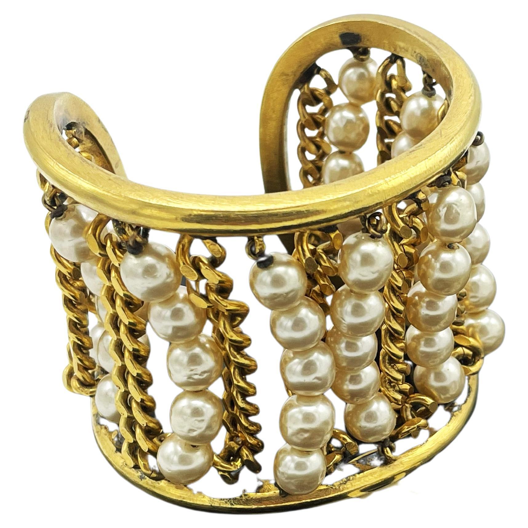Polsino Chanel d'epoca dorato e con imitazioni di perle (Made in France)  1960's

Dimesioni: 
Altezza       56,5 cm 
Larghezza          5,5 cm 
Apertura     2,8 cm 

Caratteristiche
