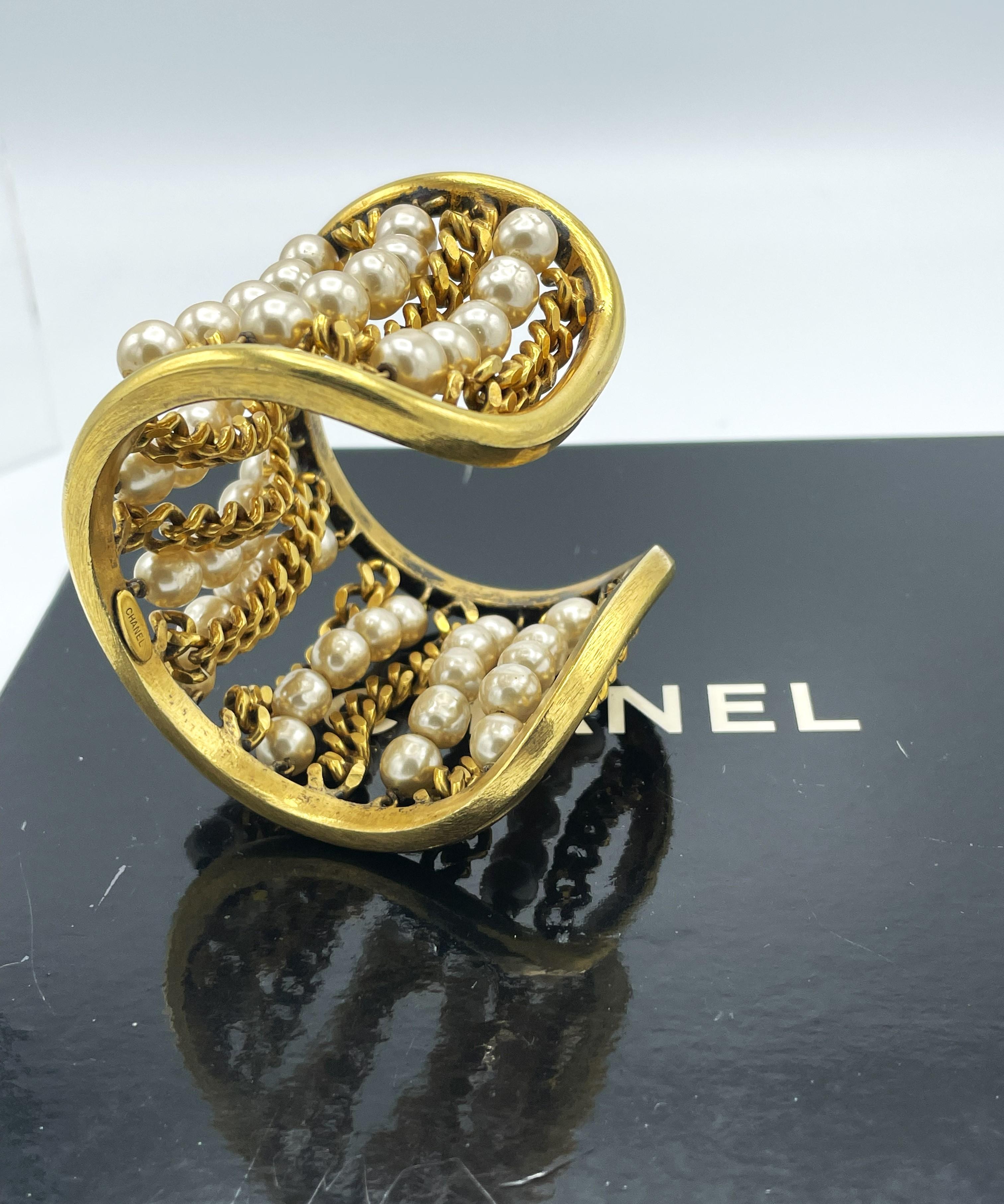Taglio rotondo Polsino Chanel d'epoca, dorato e con imitazioni di perle, anni '60 in vendita