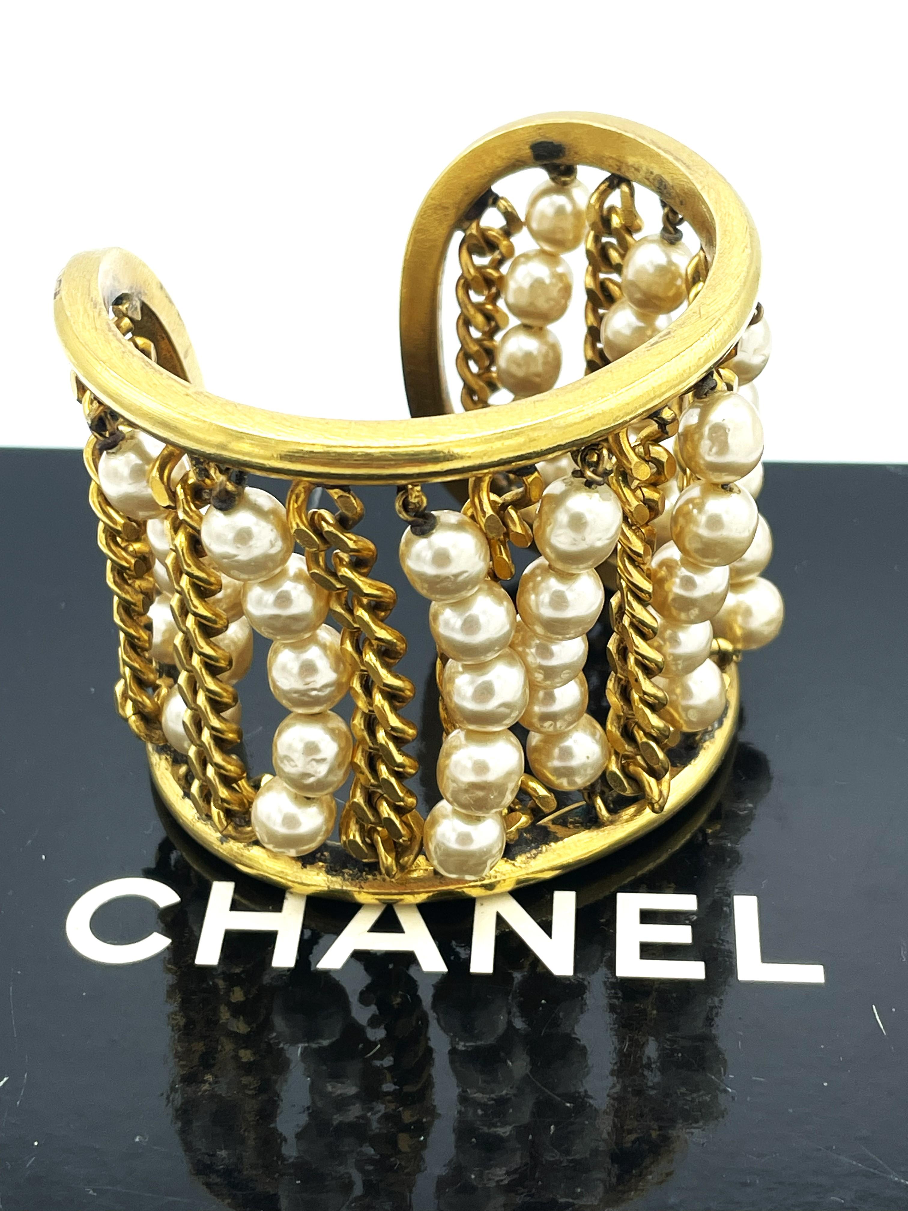 Polsino Chanel d'epoca, dorato e con imitazioni di perle, anni '60 in vendita 2
