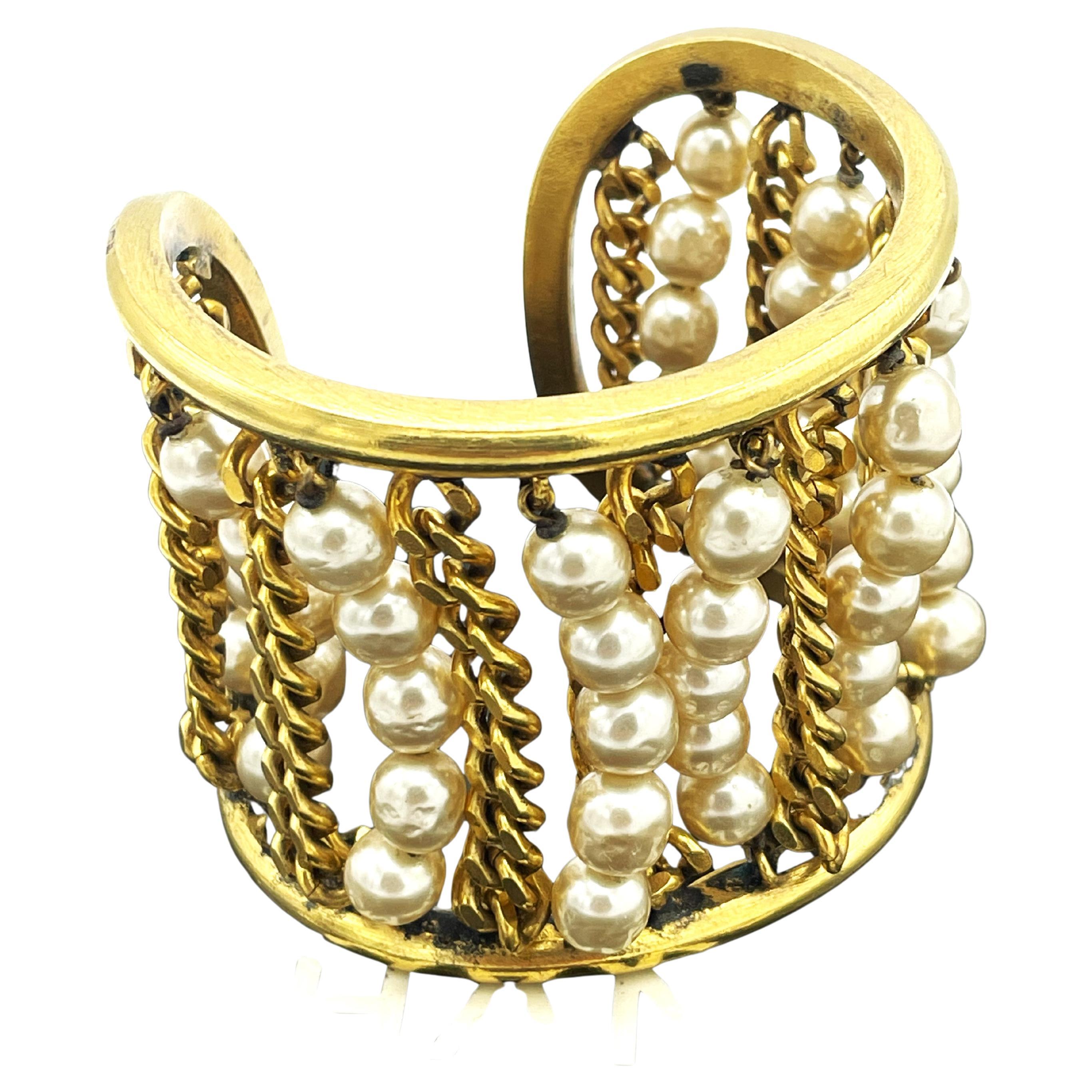 Polsino Chanel d'epoca, dorato e con imitazioni di perle, anni '60