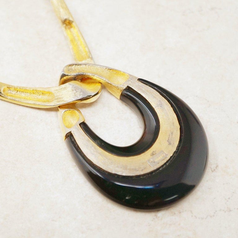 Collier Pendentif Vintage En Aluminium Doré Et Résine Noire - Longueur 46-50 Cm - Occasion Excellent état
